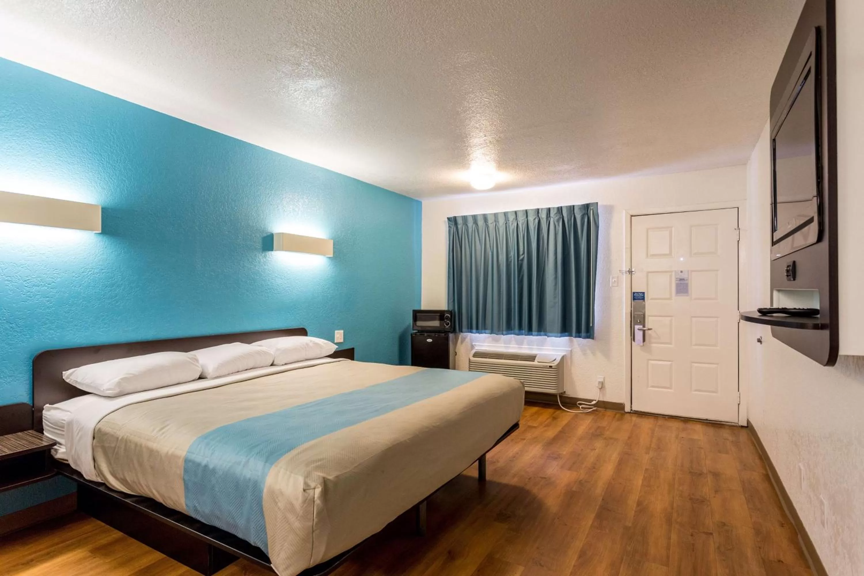 Photo of the whole room, Bed in Motel 6-Bryan, TX - College Station