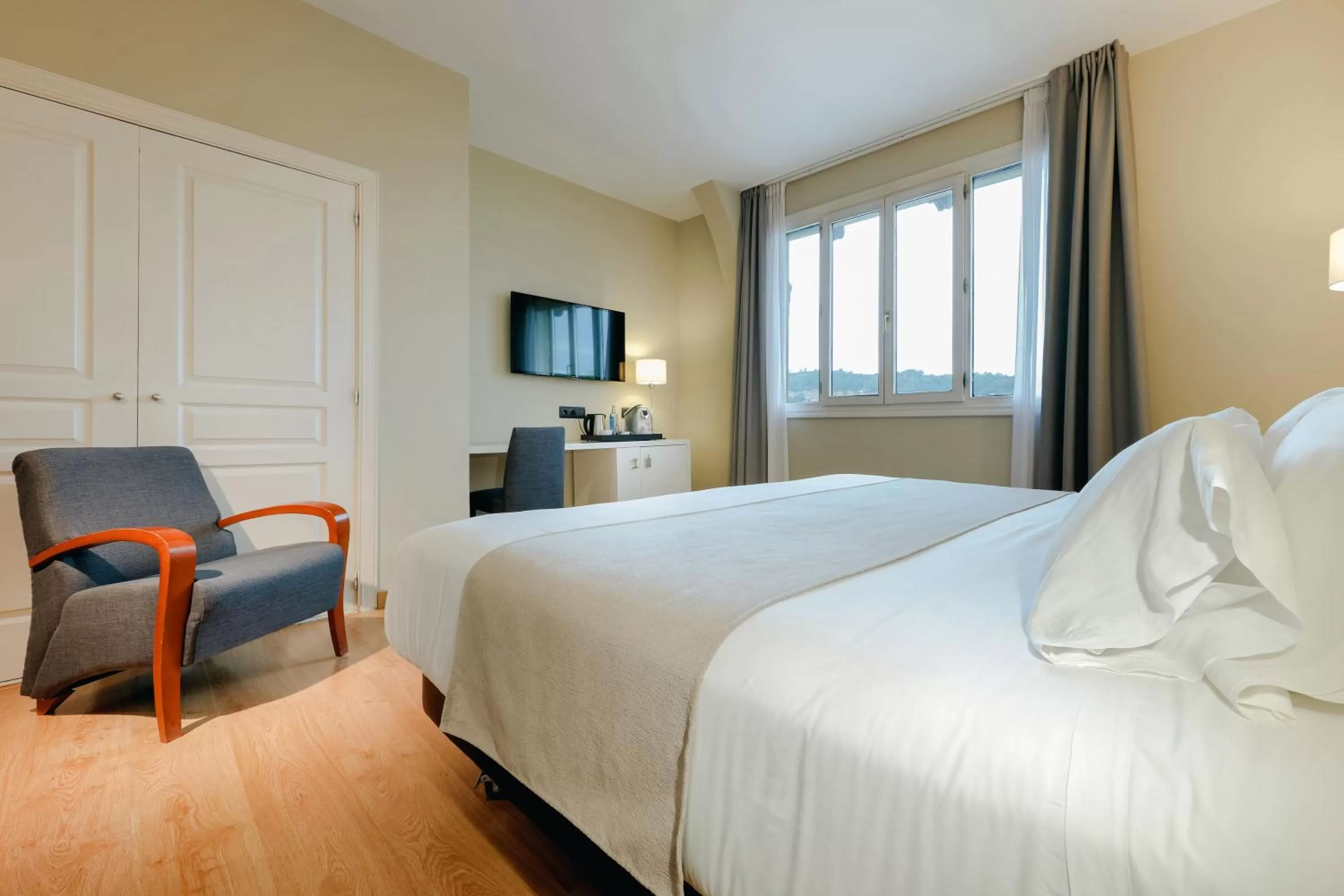 Photo of the whole room, Bed in Abba Euskalduna Hotel