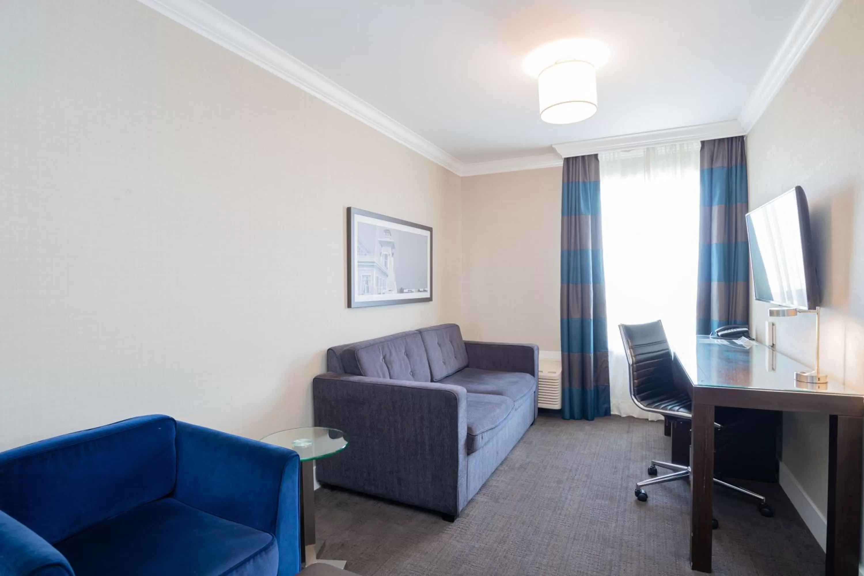 Photo of the whole room in Sandman Hotel Oakville