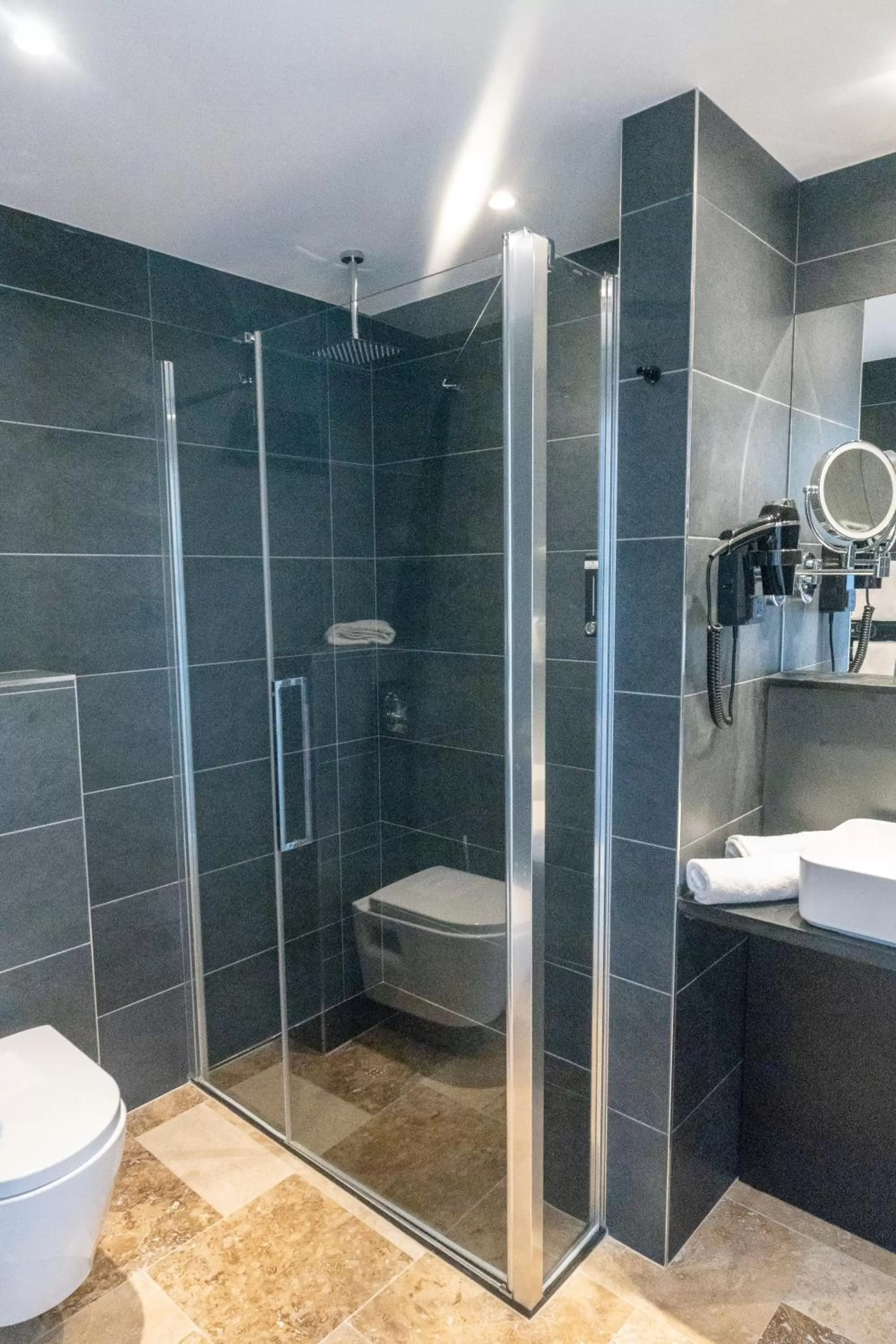 Shower in Hôtel Restaurant & Spa Plaisir