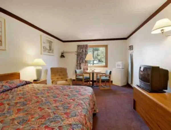 King Room - Non-Smoking in Becker inn & Suites King Room - Non-Smoking in Becker inn & Suites