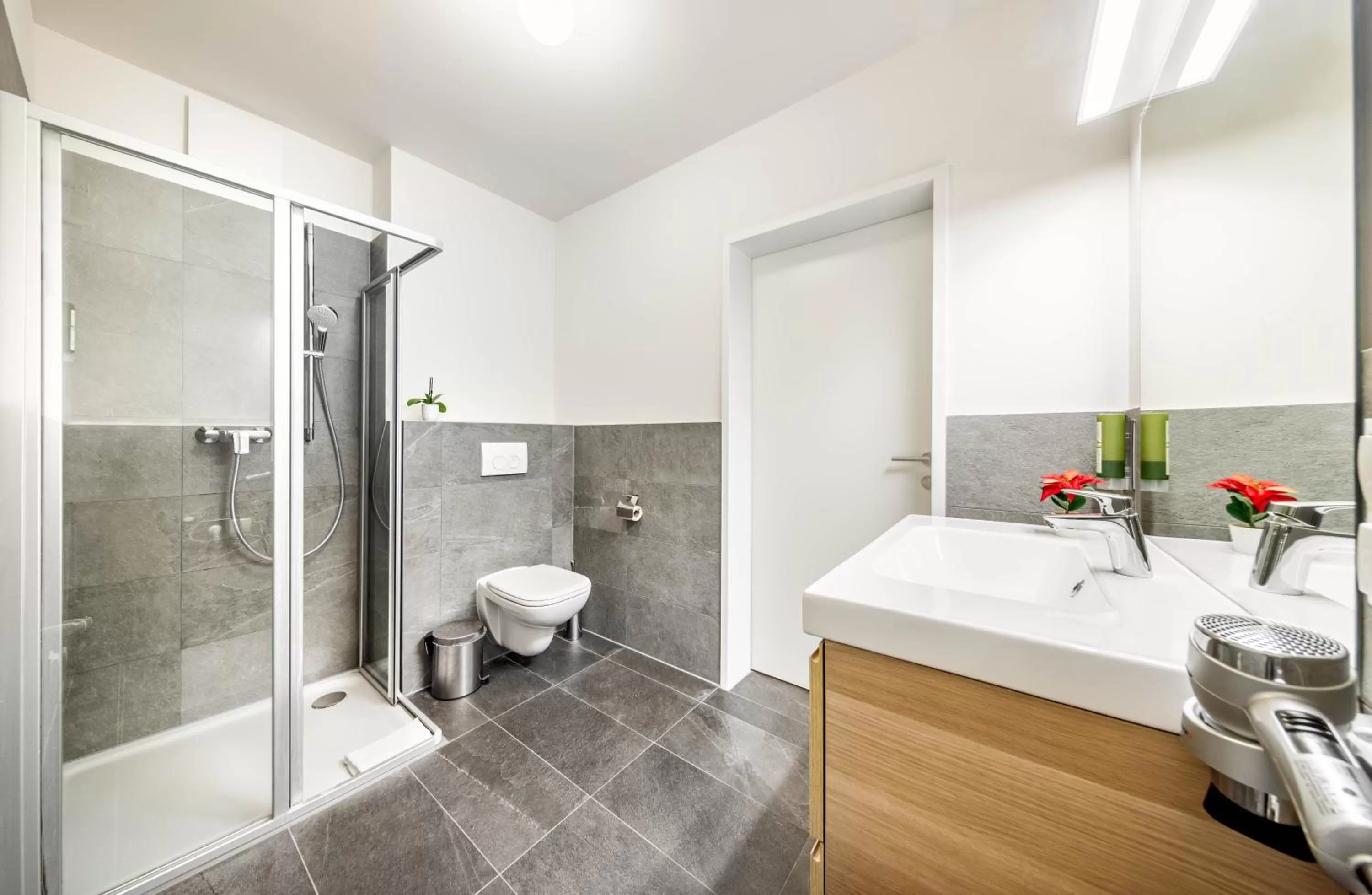 Shower in Jimmy's Apartments Lory