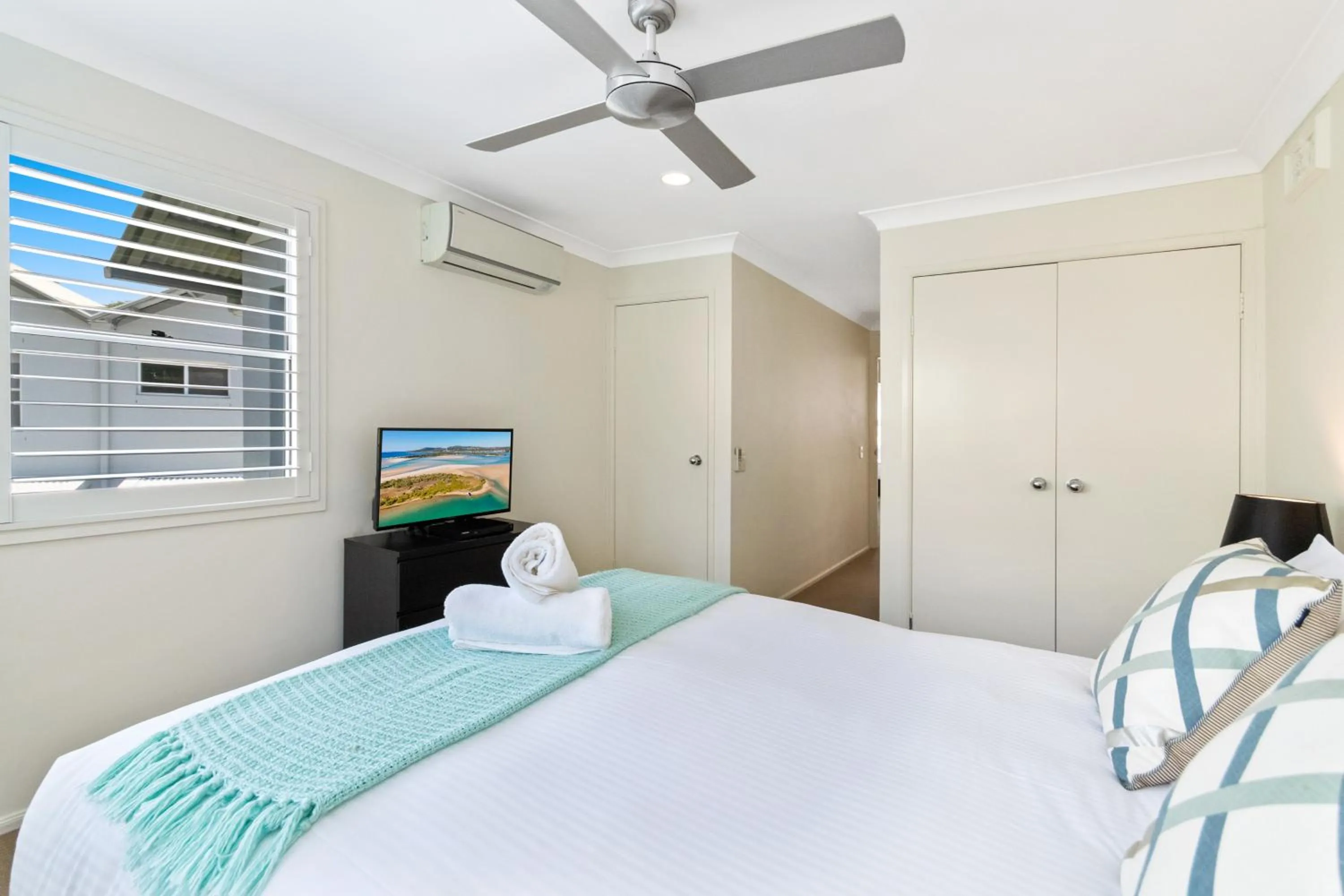 Bed in Noosa Entrance Waterfront Resort