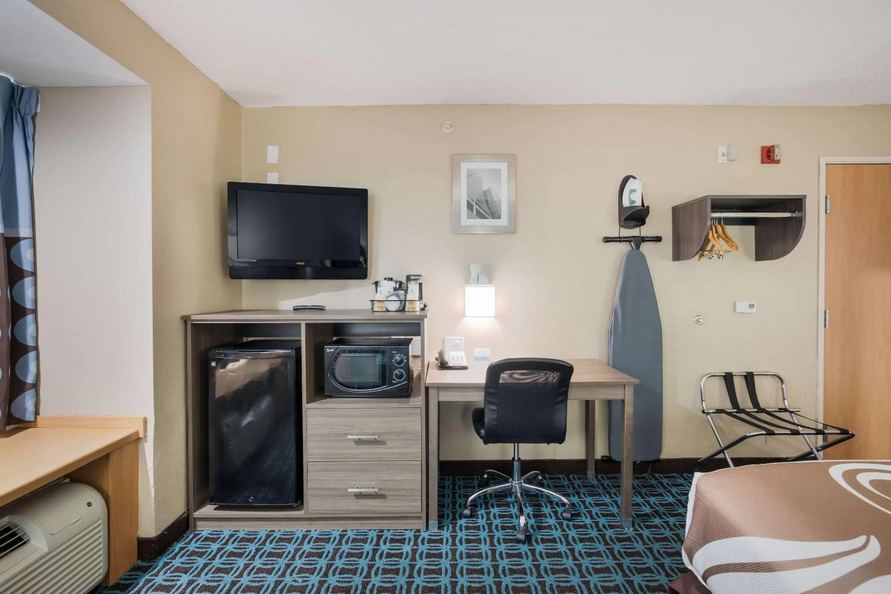TV and multimedia, Bed in Quality Inn & Suites Blue Springs - Kansas City