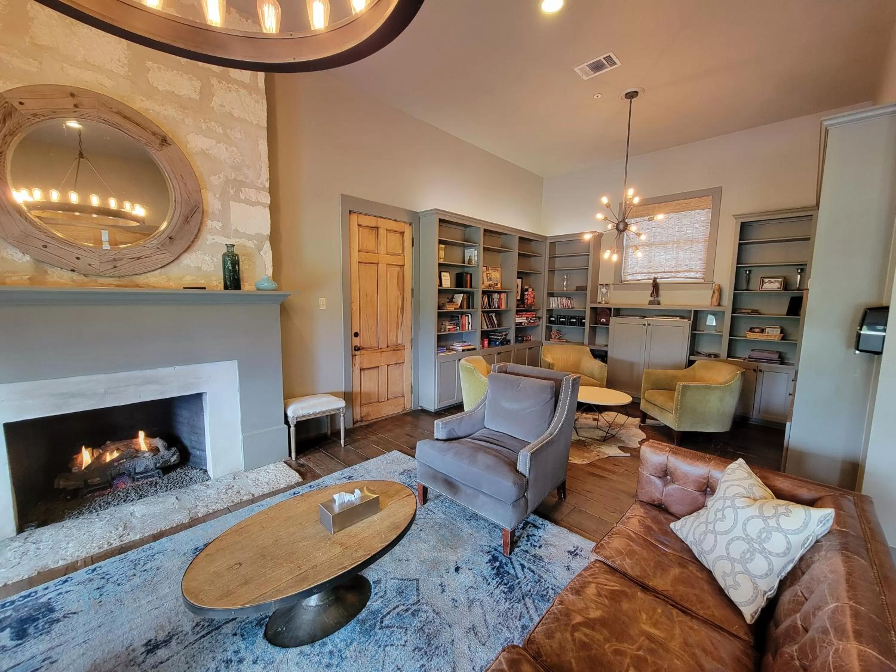 Communal lounge/ TV room in Sage Hill Inn & Spa