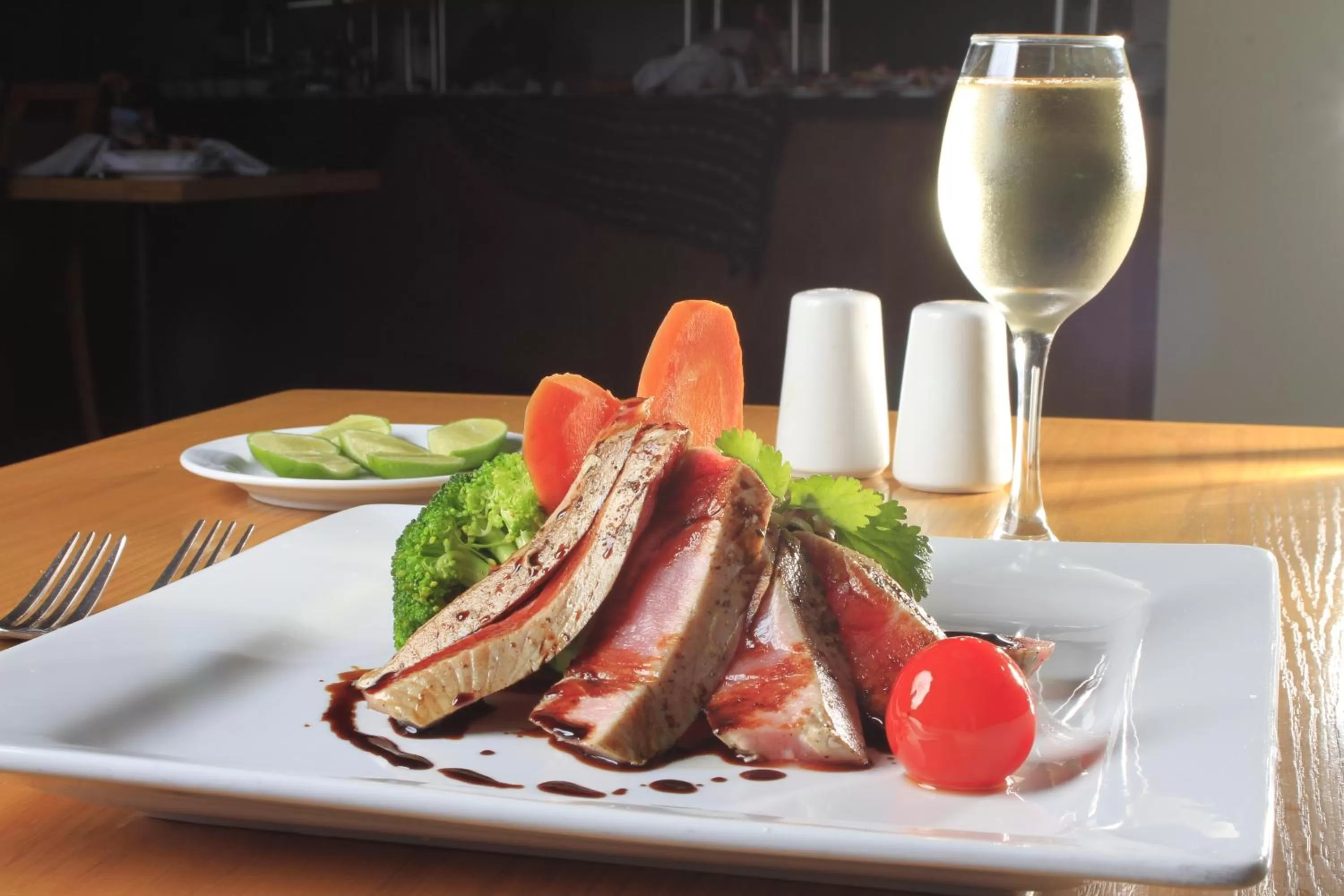 Food and drinks in Crowne Plaza Monterrey Aeropuerto by IHG