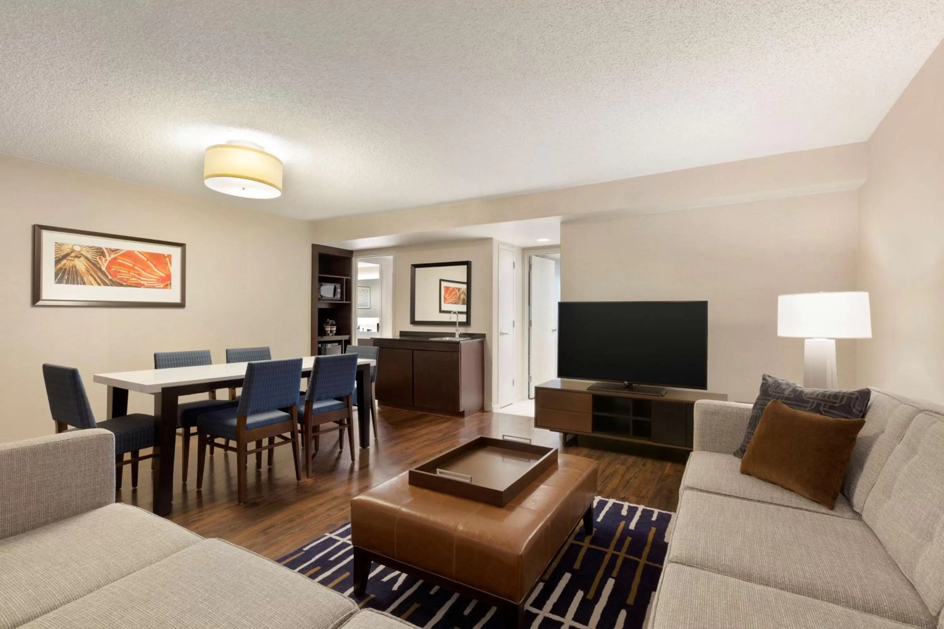 Living room in Embassy Suites by Hilton Chicago Lombard