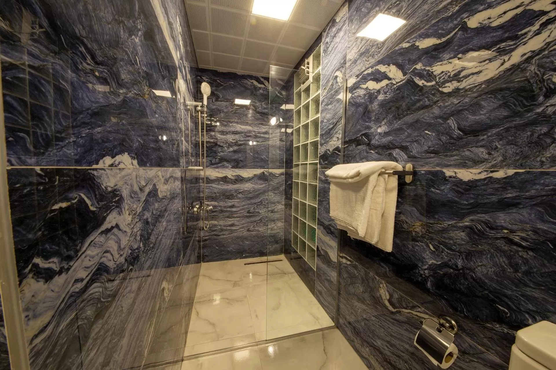 Bathroom in Huma Elite Hotel