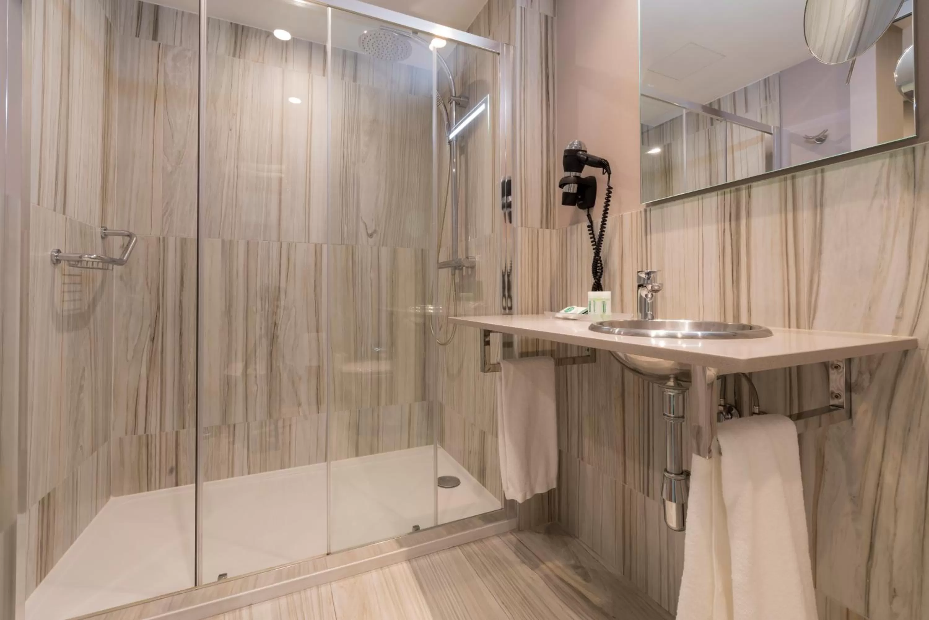 Shower in Hotel Plaza