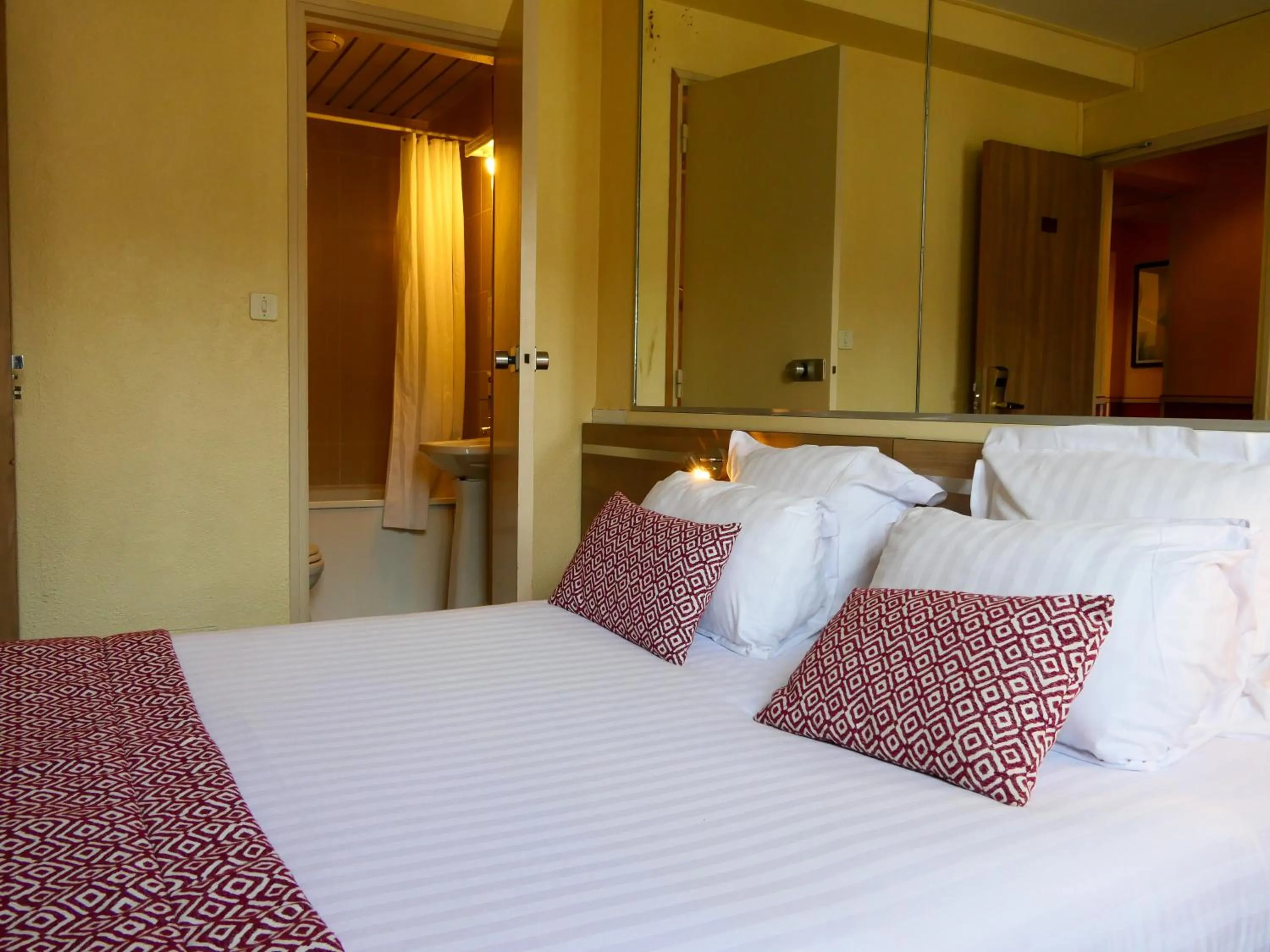 Bedroom, Bed in Hôtel de France Quartier Latin