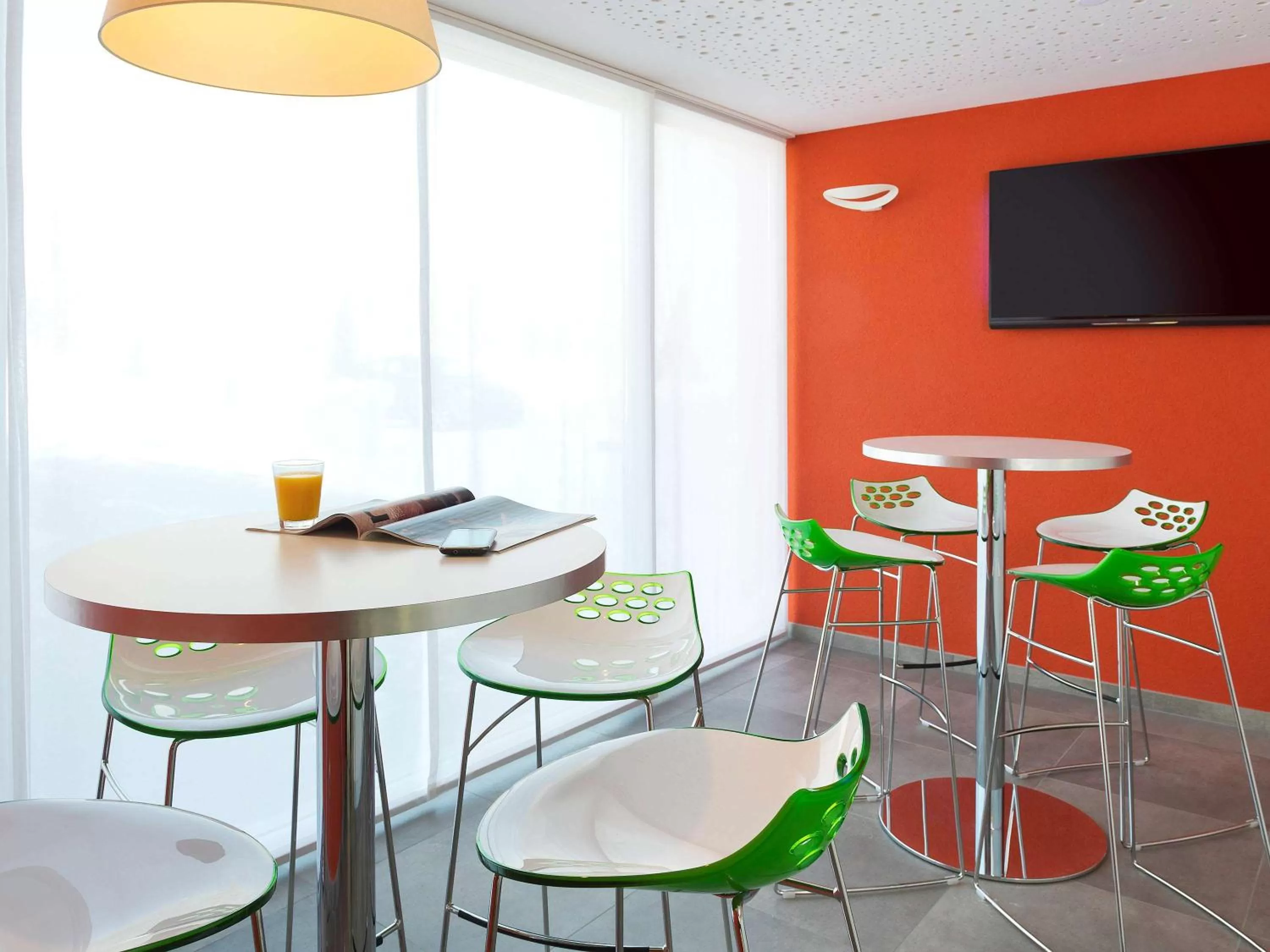 Lounge or bar in Ibis Styles Nivelles
