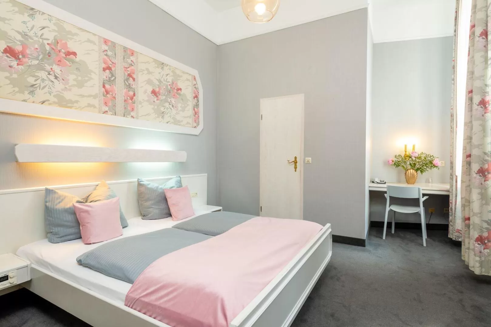 Photo of the whole room, Bed in W22 Hotel am Kurfürstendamm