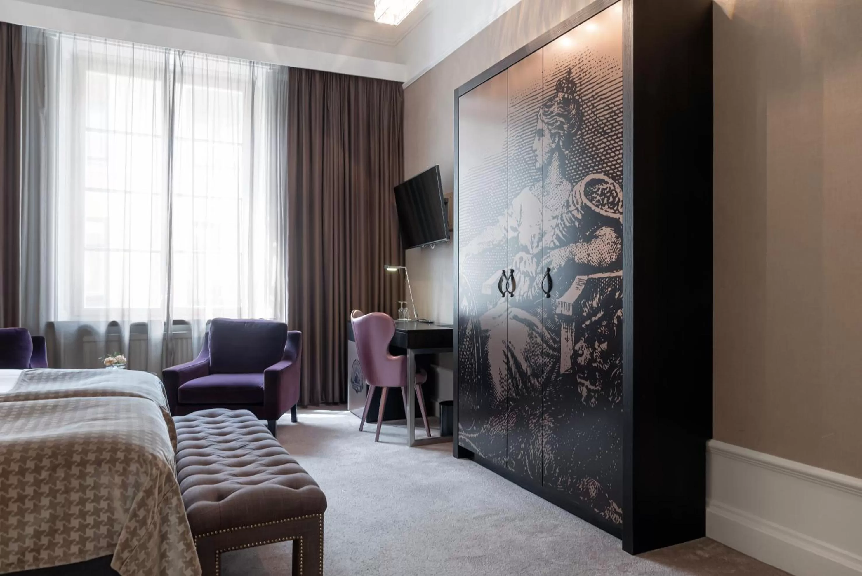 Seating area, Bed in Elite Plaza Hotel