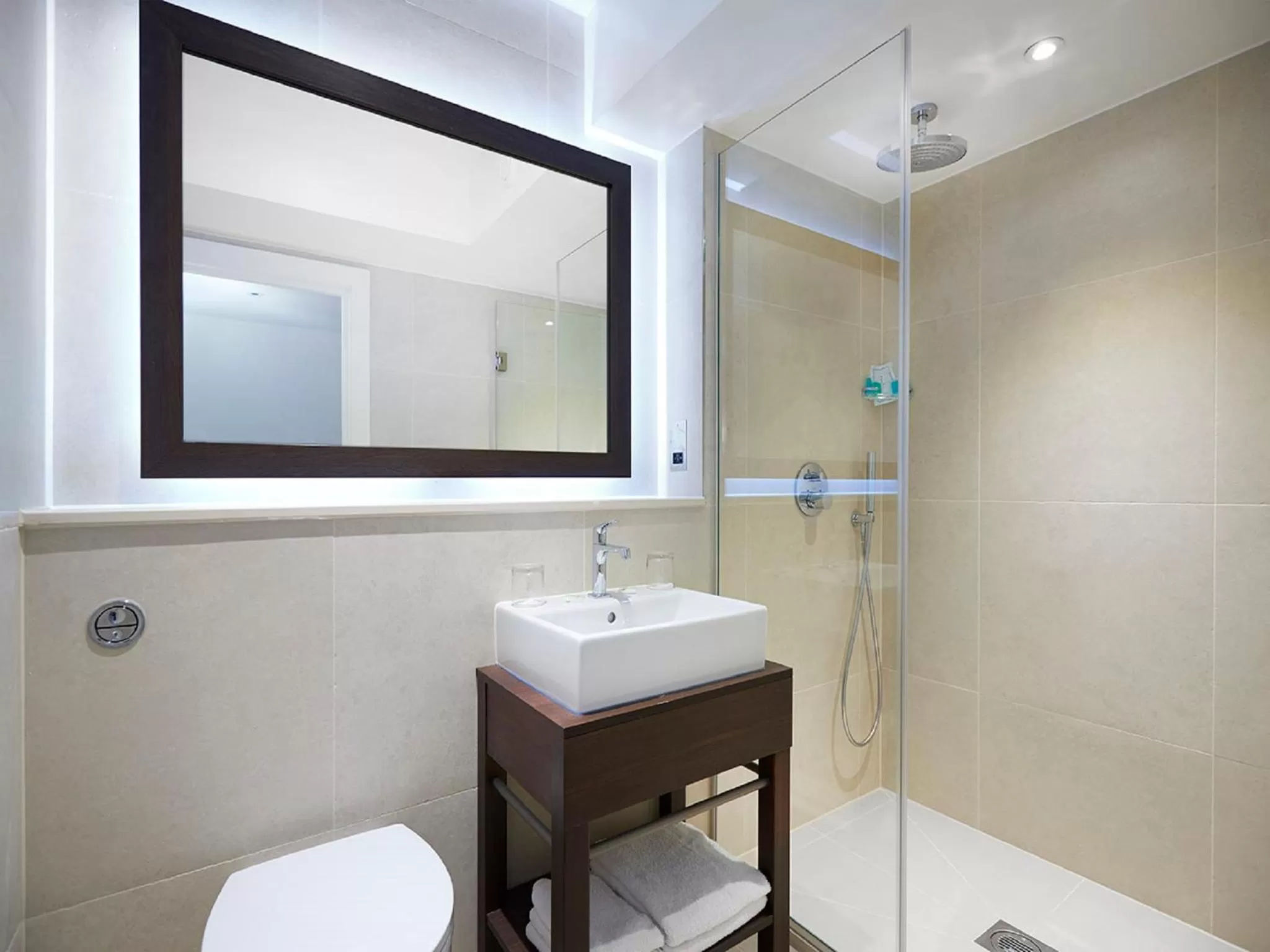 Shower in Central Park Hotel