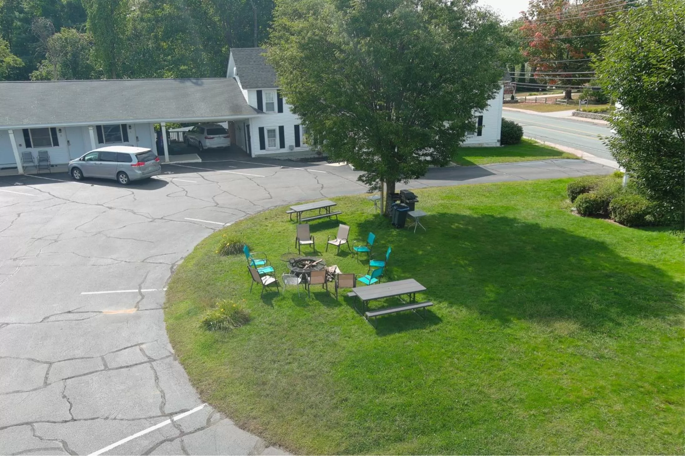 Garden in Colonial Motel