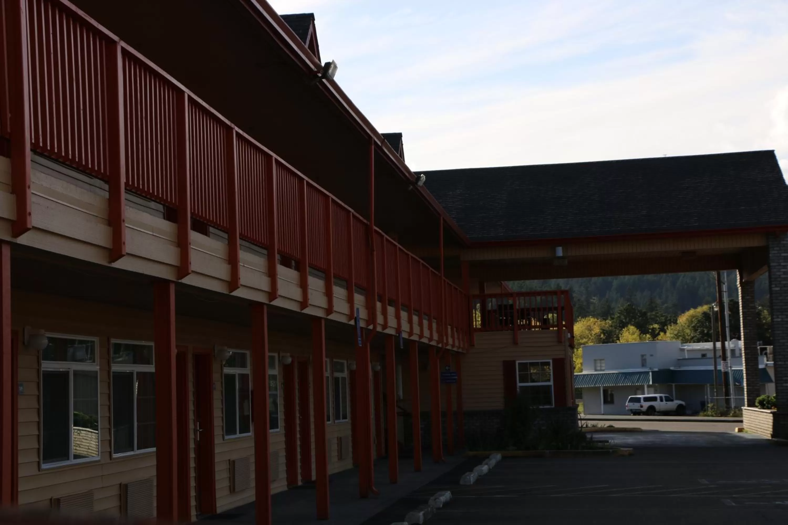 Facade/entrance in Rice Hill Inn