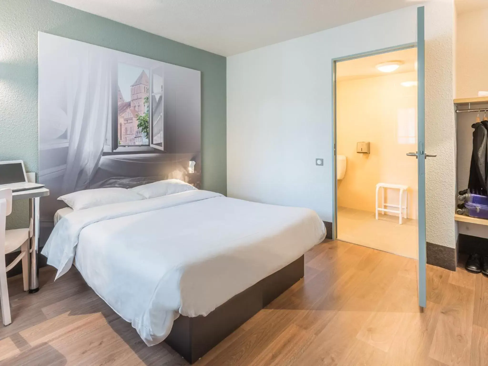 Double Room - Disability Access in B&B HOTEL Cherbourg Double Room - Disability Access in B&B HOTEL Cherbourg