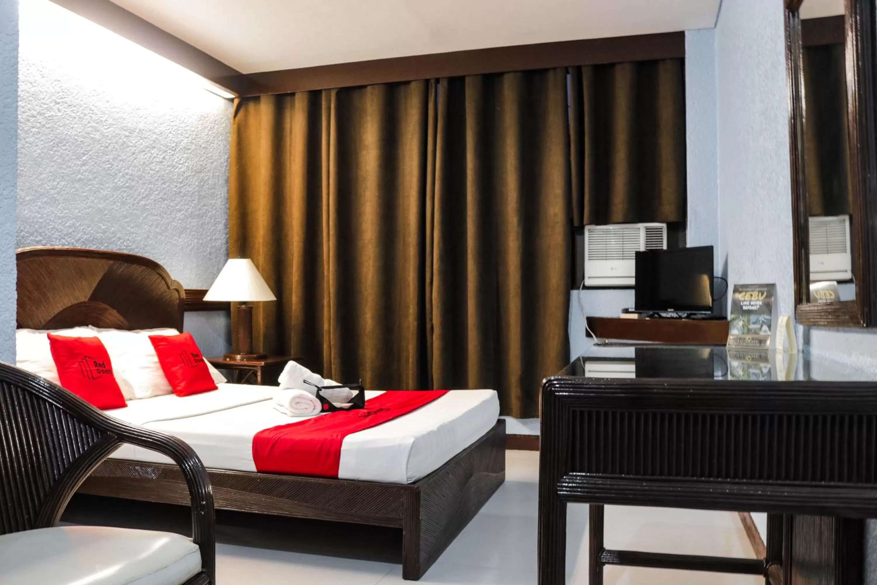 Double Room in RedDoorz @ Junquera Extension Cebu