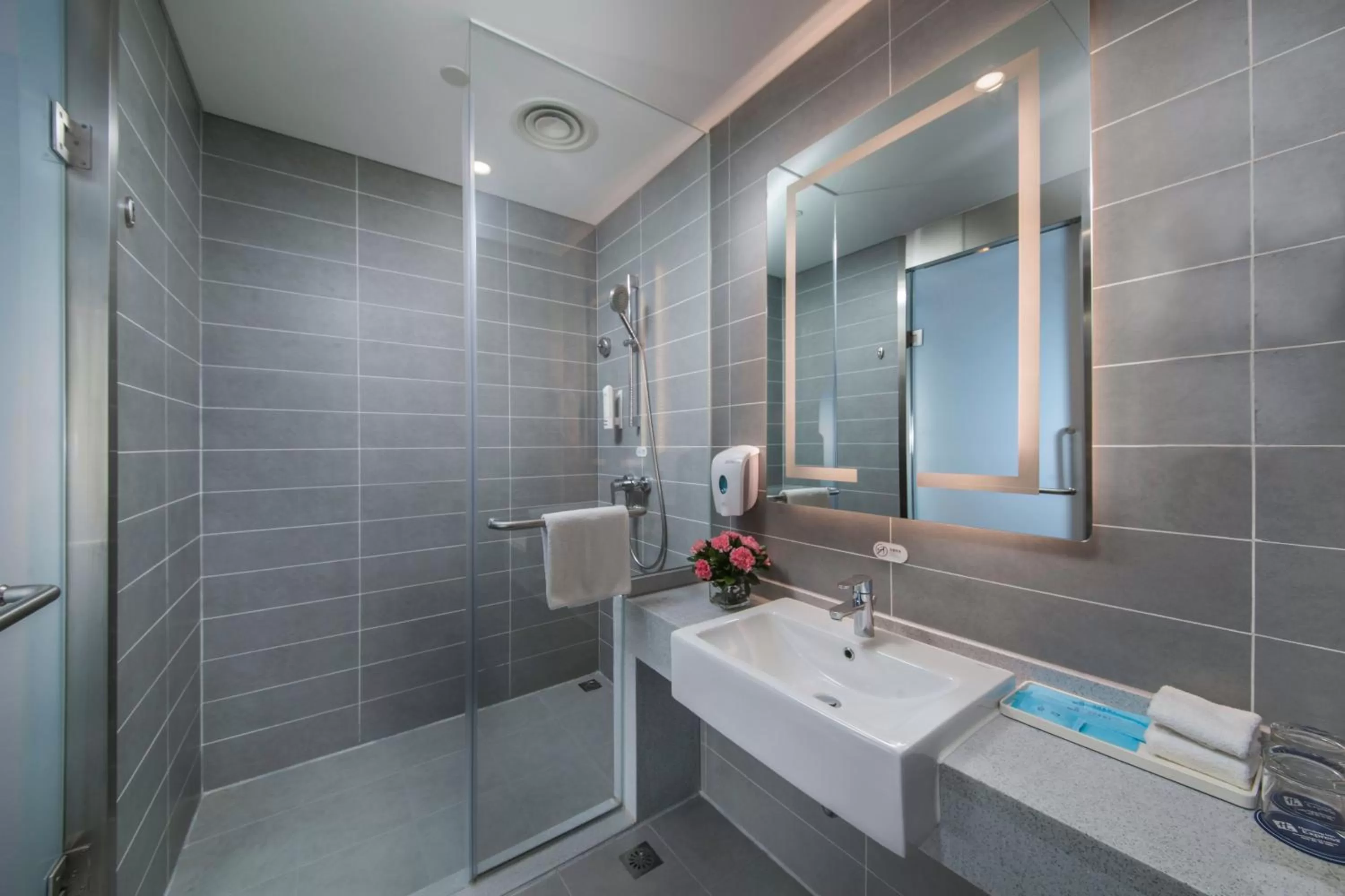 Bathroom in Holiday Inn Express - Yantai YEDA by IHG