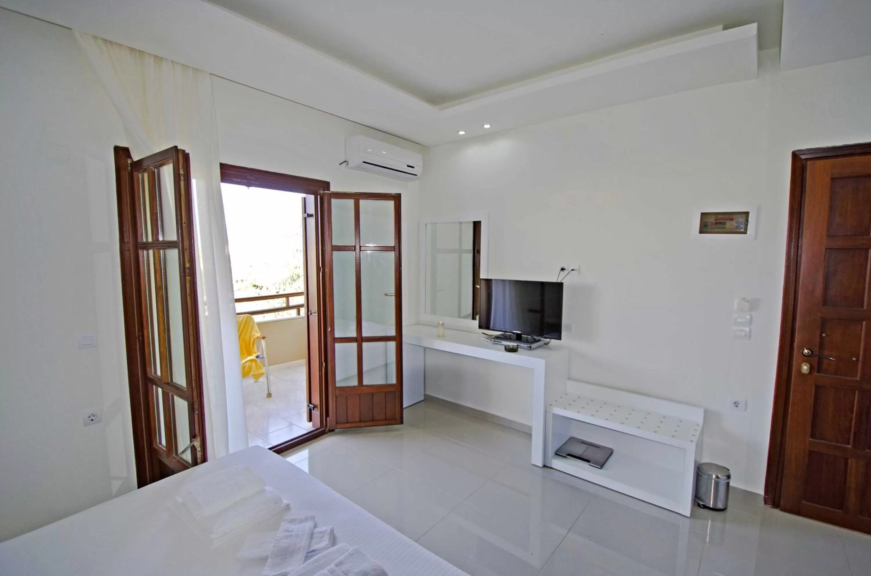 Photo of the whole room in Macedon