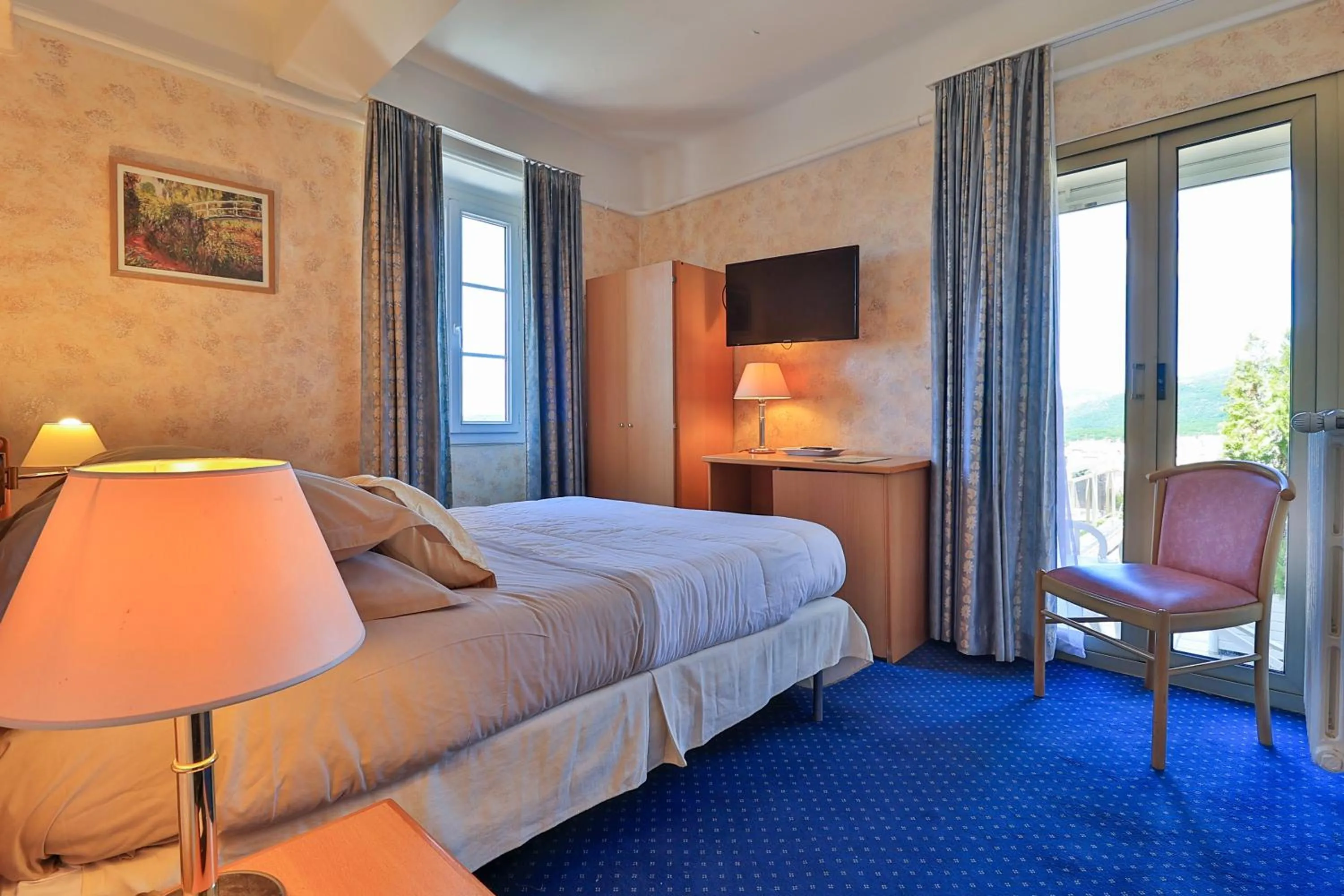 Bed in Logis Le Relais Imperial