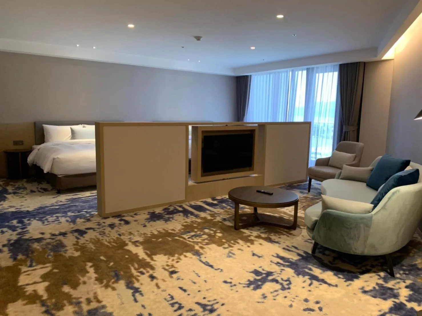 Living room, Bed in Golden Tulip FAB Hotel New Taipei