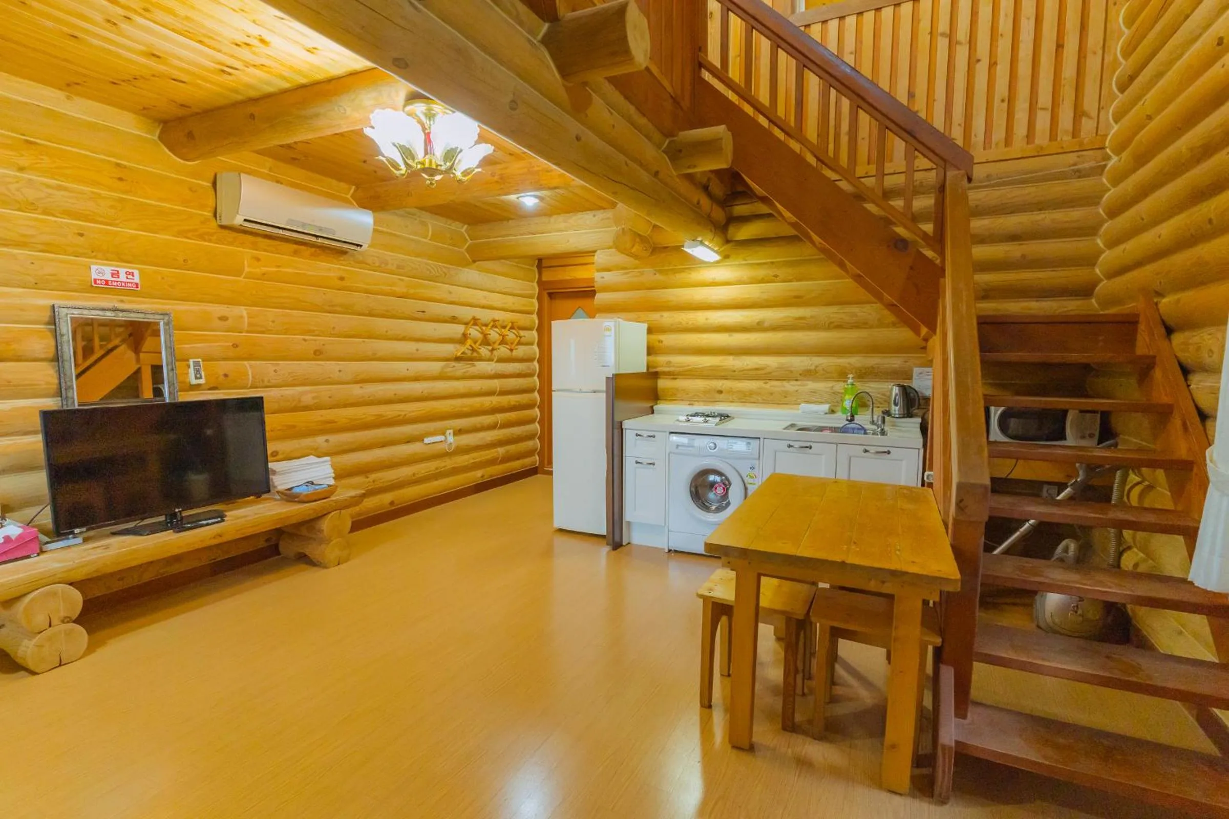 Kitchen or kitchenette in Jungmun Log Pension & Resort
