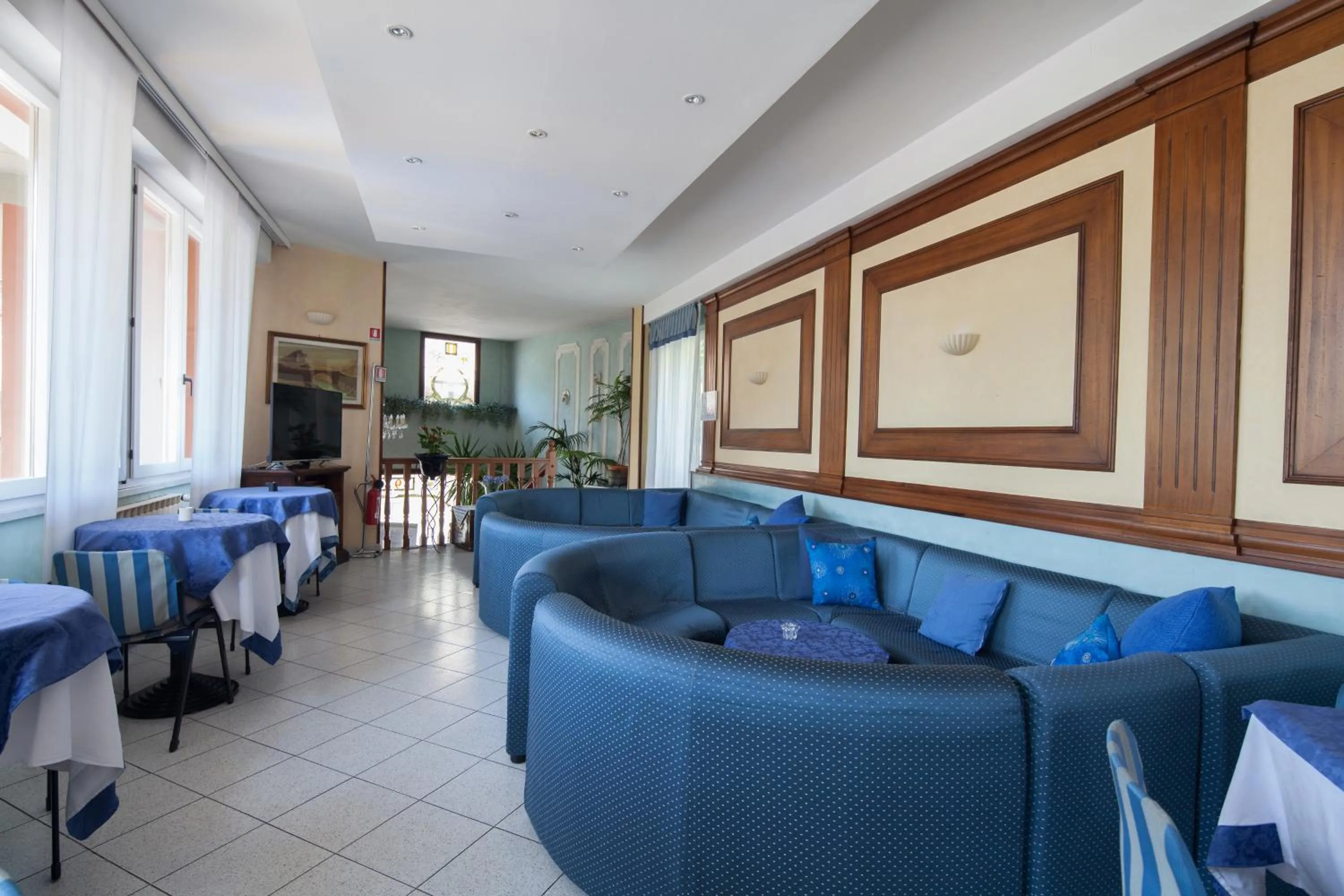 Communal lounge/ TV room in Hotel Nella