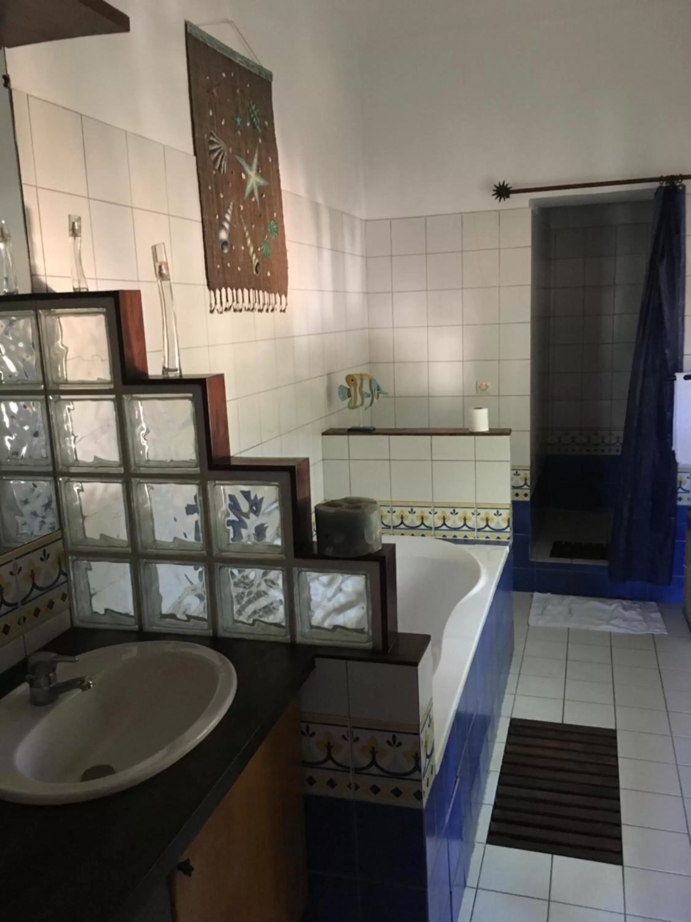 Shower, Bed in Hôtel Restaurant Coco Lodge Majunga