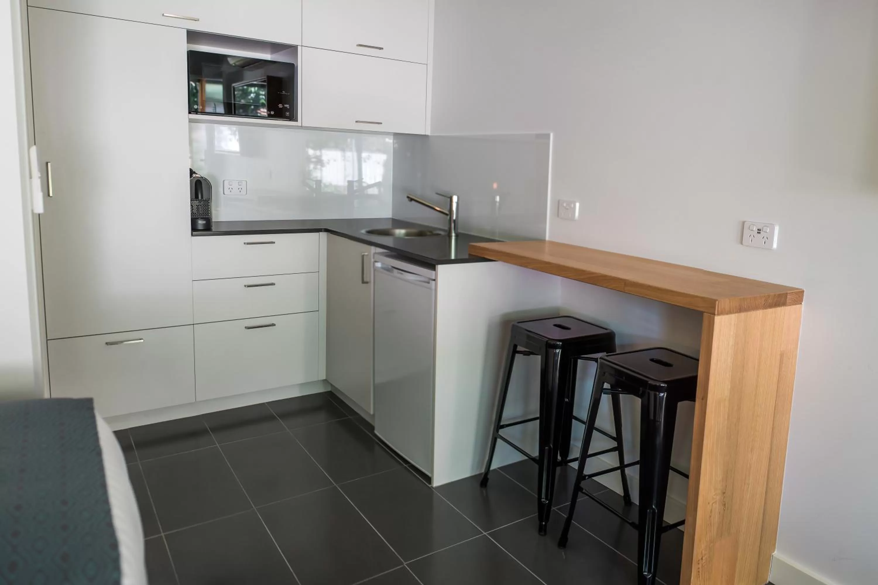 Kitchen or kitchenette, Kitchen/Kitchenette in Bright Colonial Motel