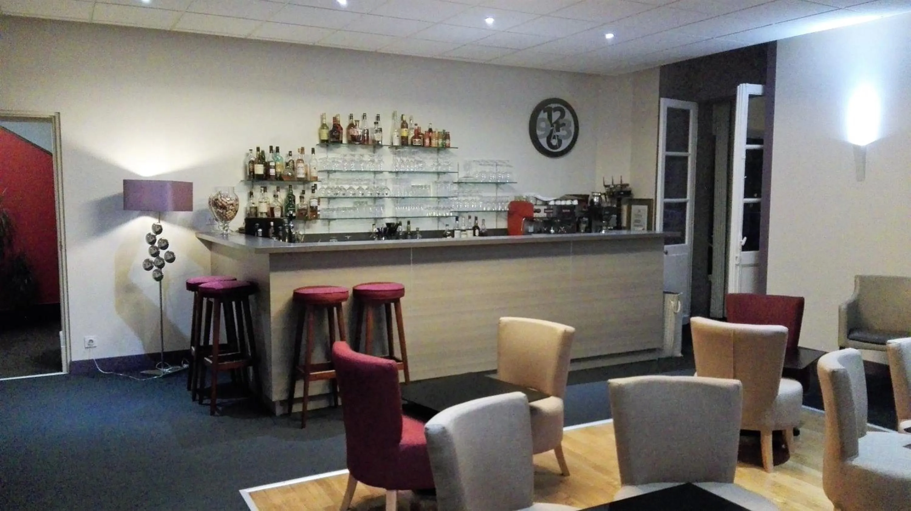 Lounge or bar in Logis Au Grand Hotel et son restaurant