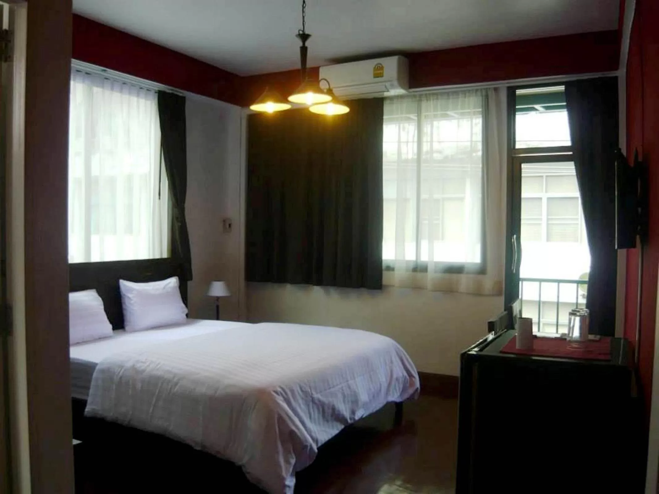 Photo of the whole room, Bed in Baan Glang Soi