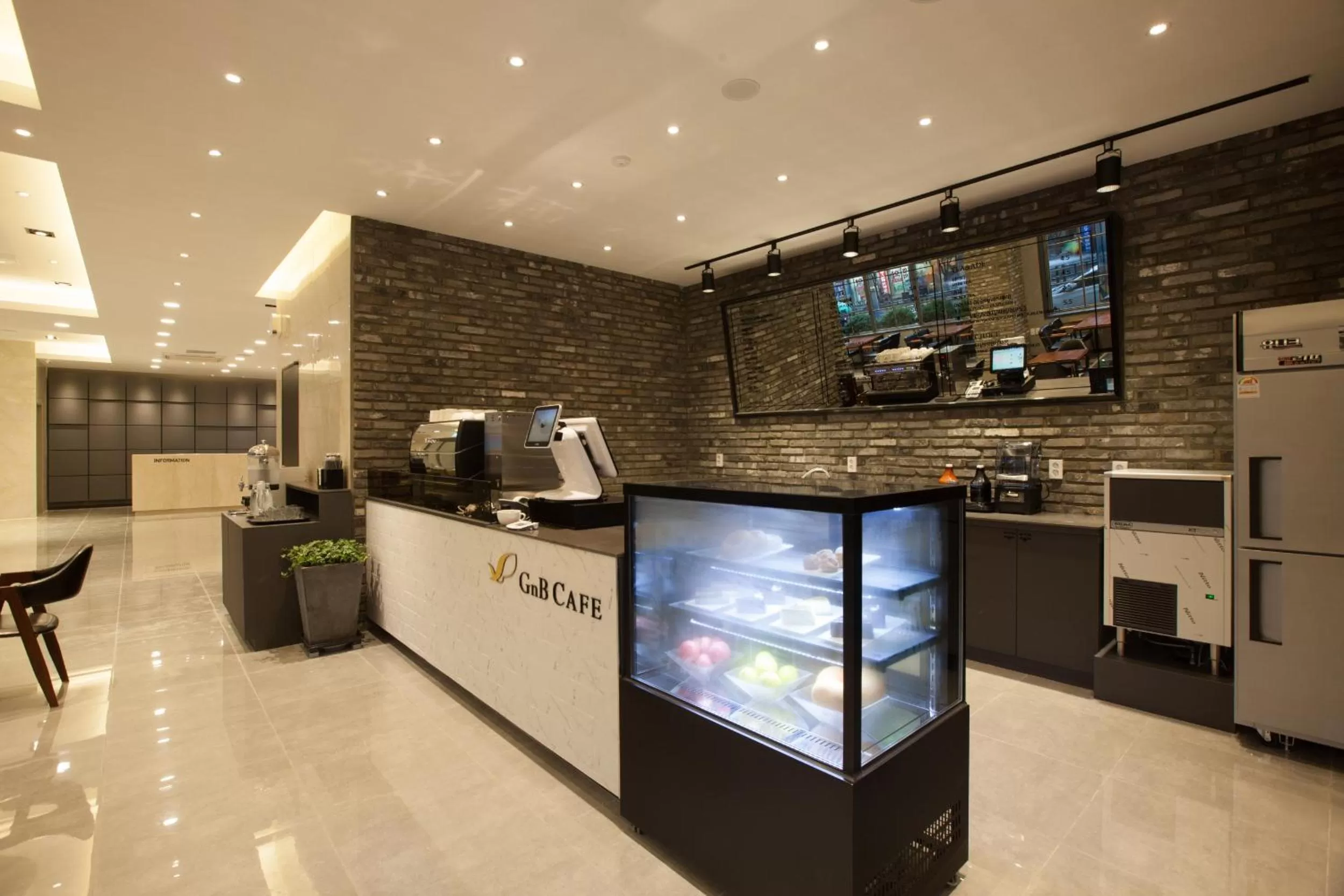 Restaurant/places to eat in GnB Hotel