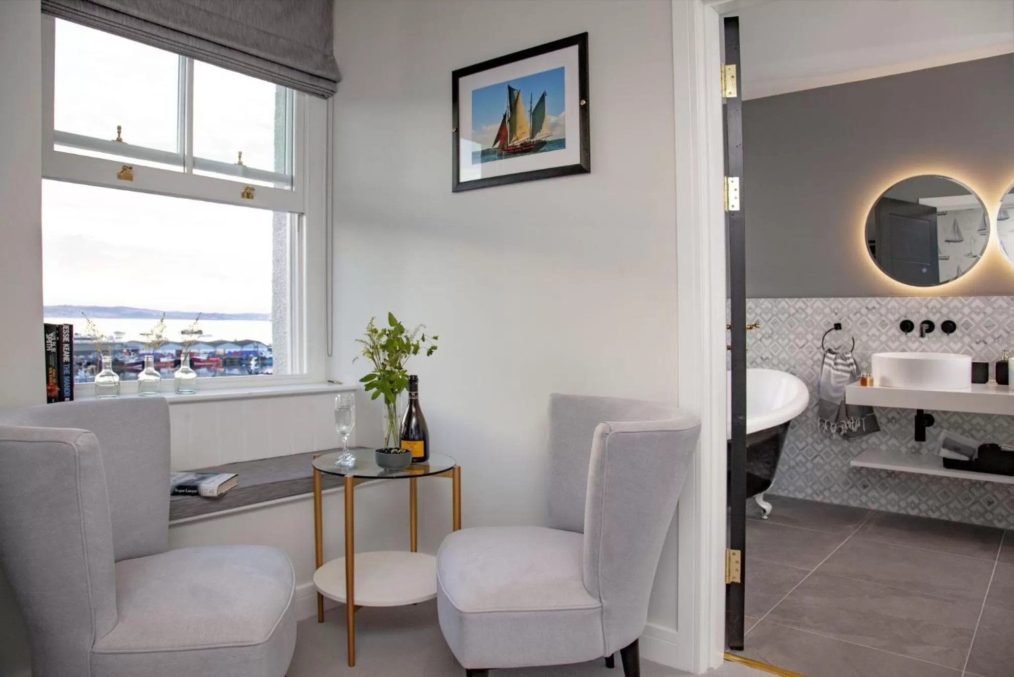 Seating area in Leader Suite - Sea View - Free Wi-Fi