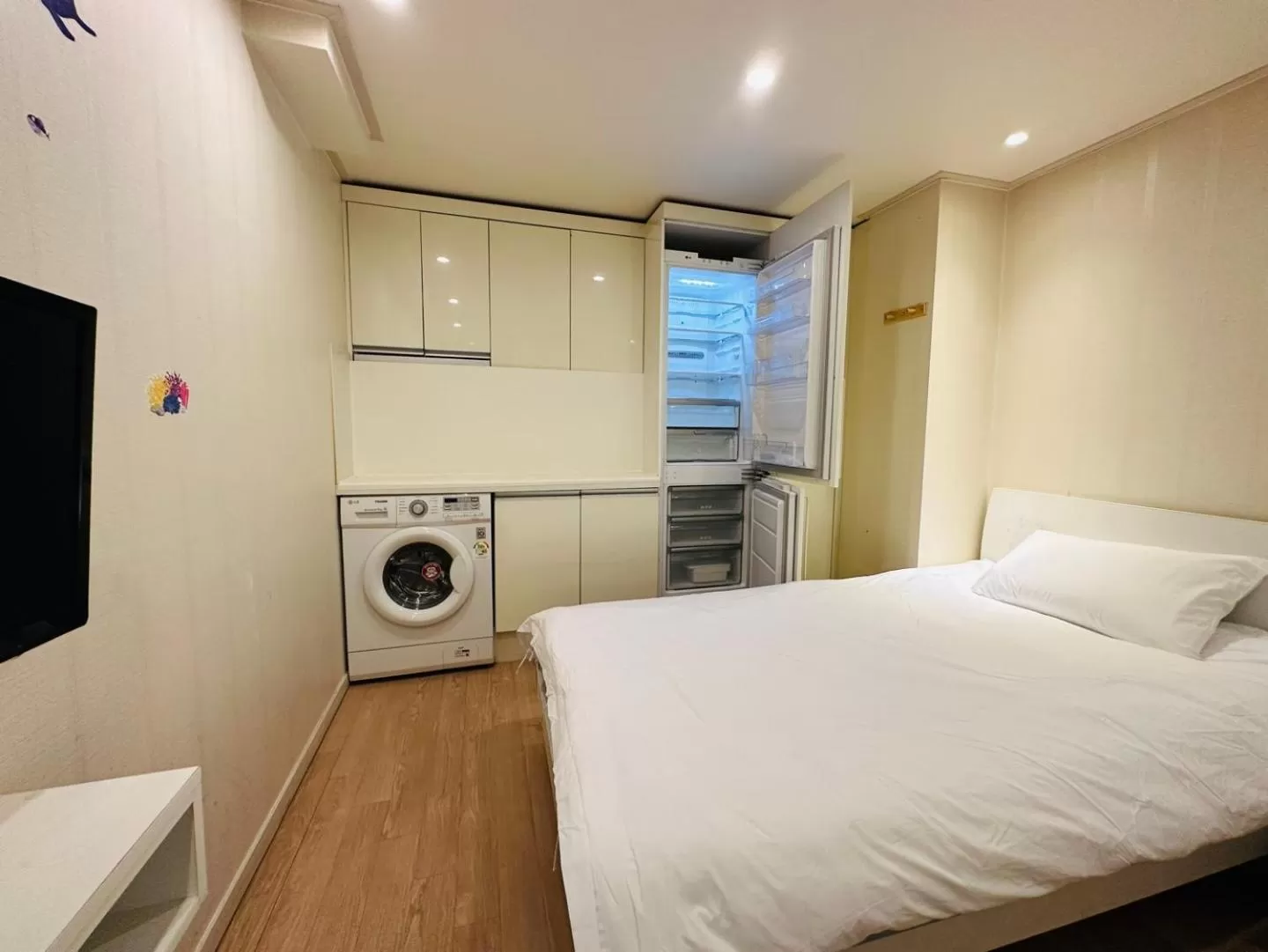 Bed, Kitchen/Kitchenette in Olive hostel R(Residence)