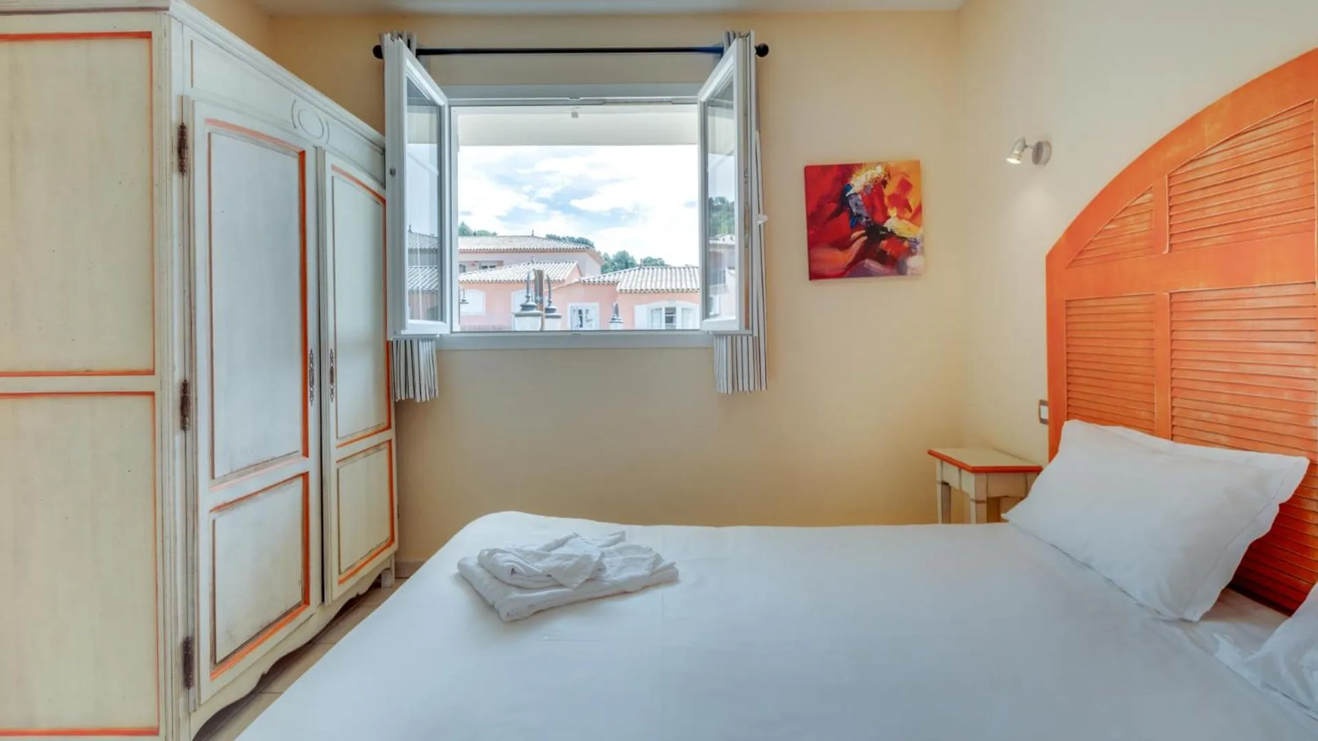 Photo of the whole room, Bed in Vacancéole – Le Domaine de Camiole