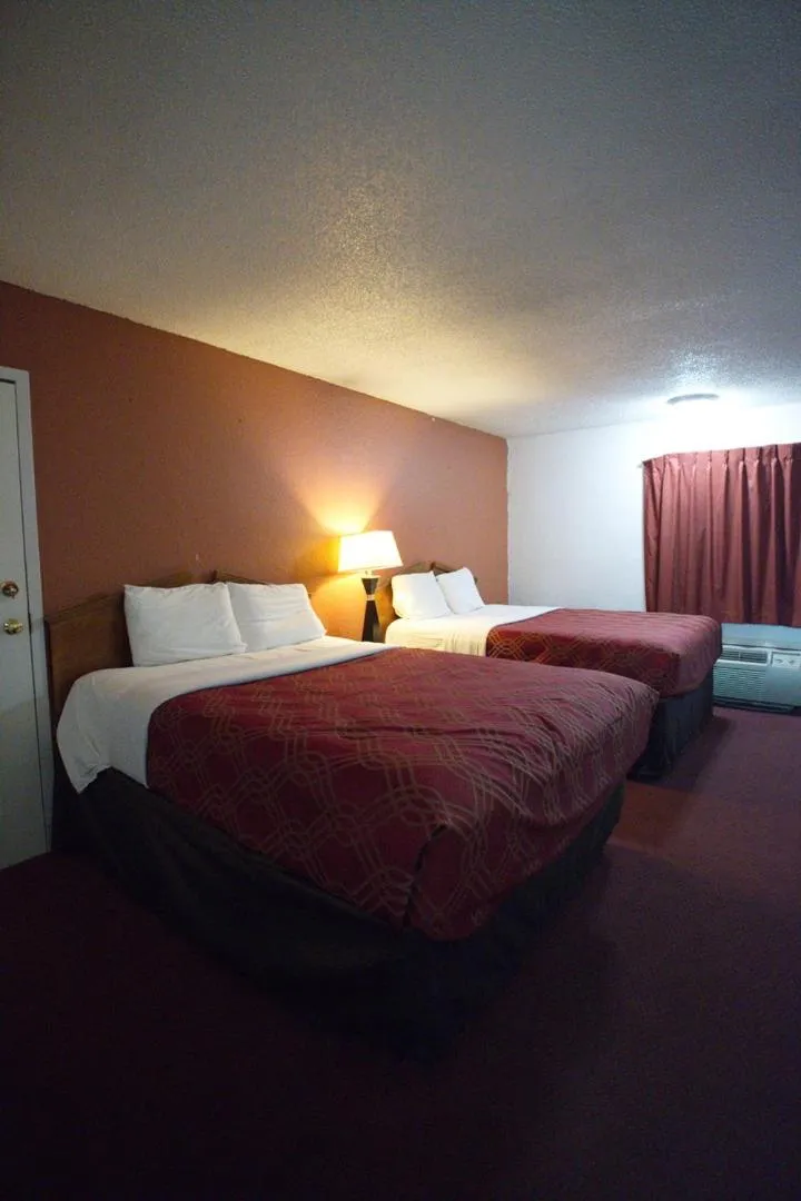 Photo of the whole room, Bed in Econo Lodge Elk City