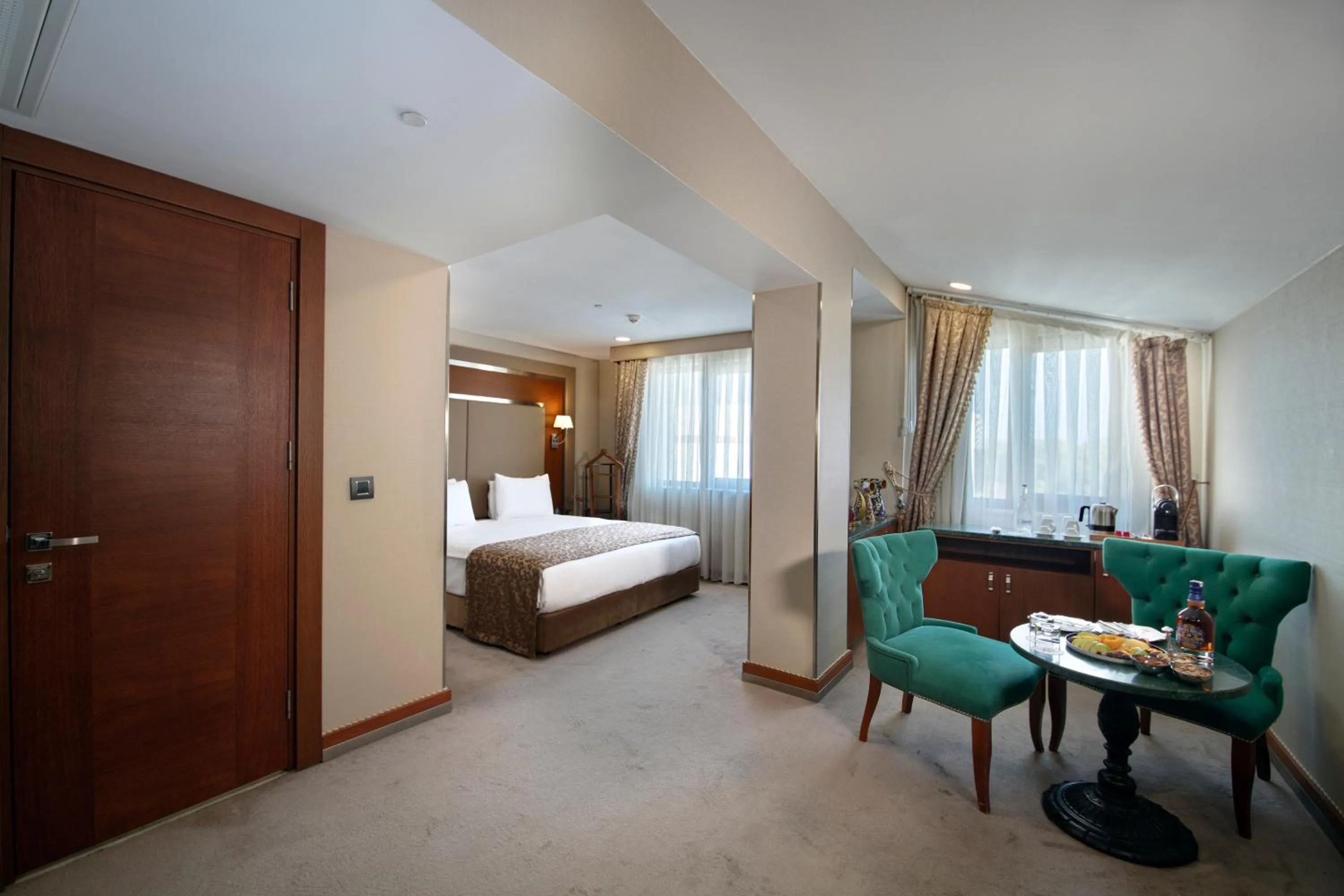 Living room, Bed in Dosso Dossi Hotels Old City