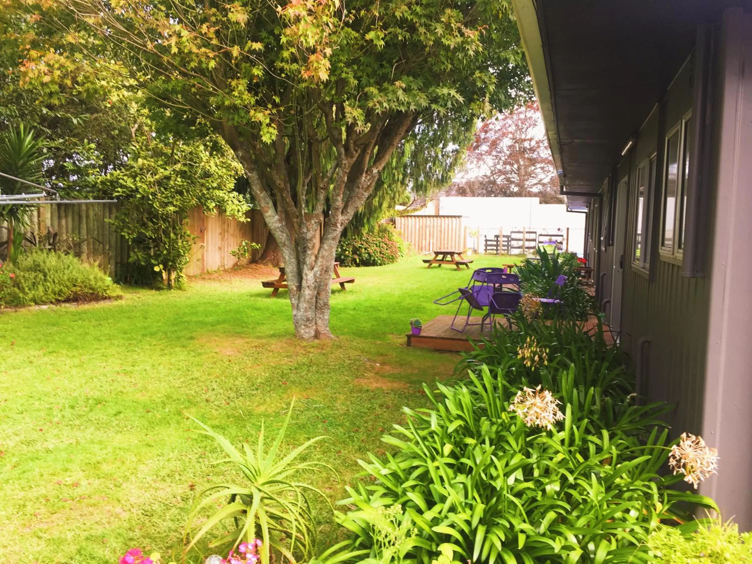 Garden in Red Rock Thermal Motel - Mineral Pool