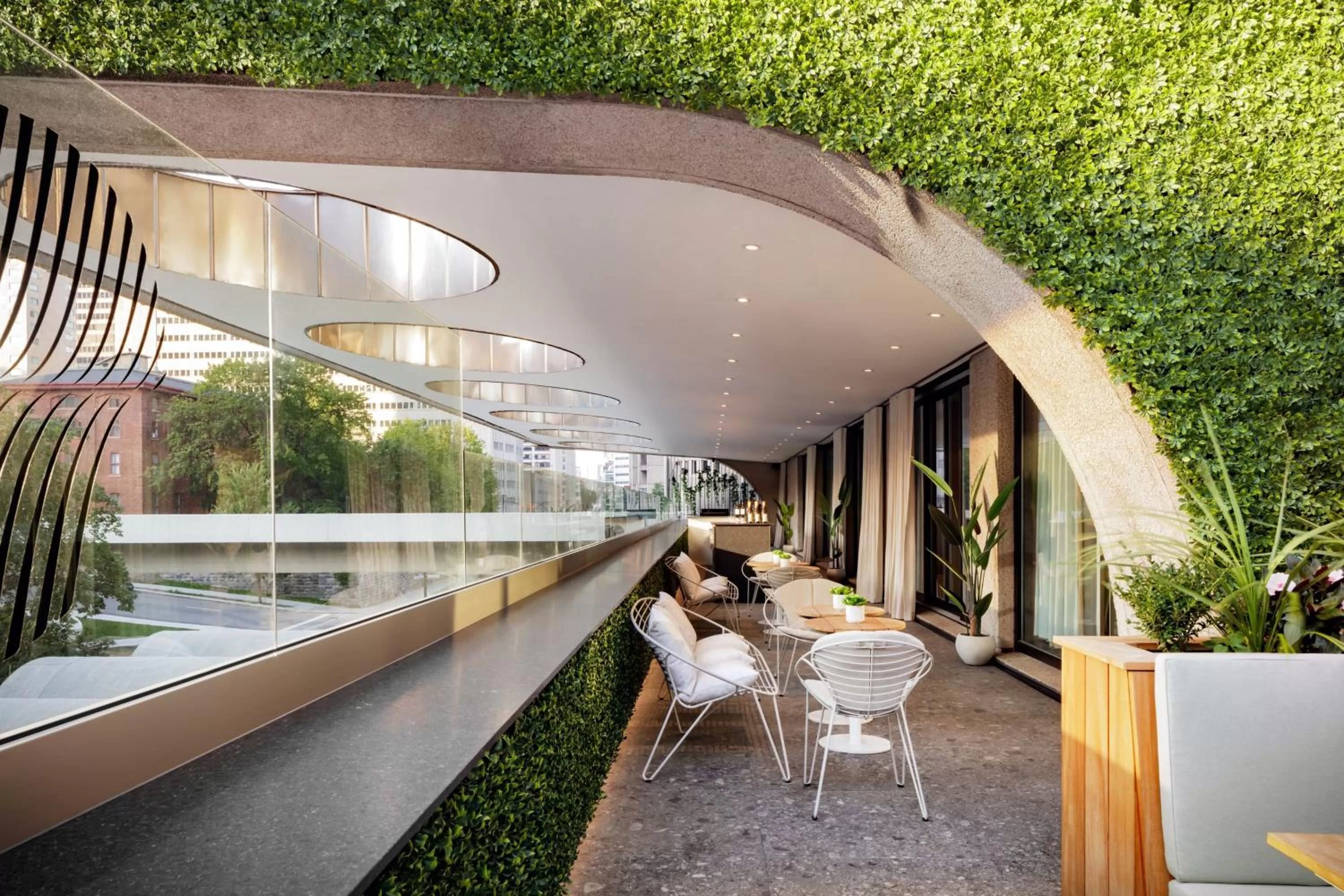 Restaurant/places to eat in Montreal Marriott Chateau Champlain