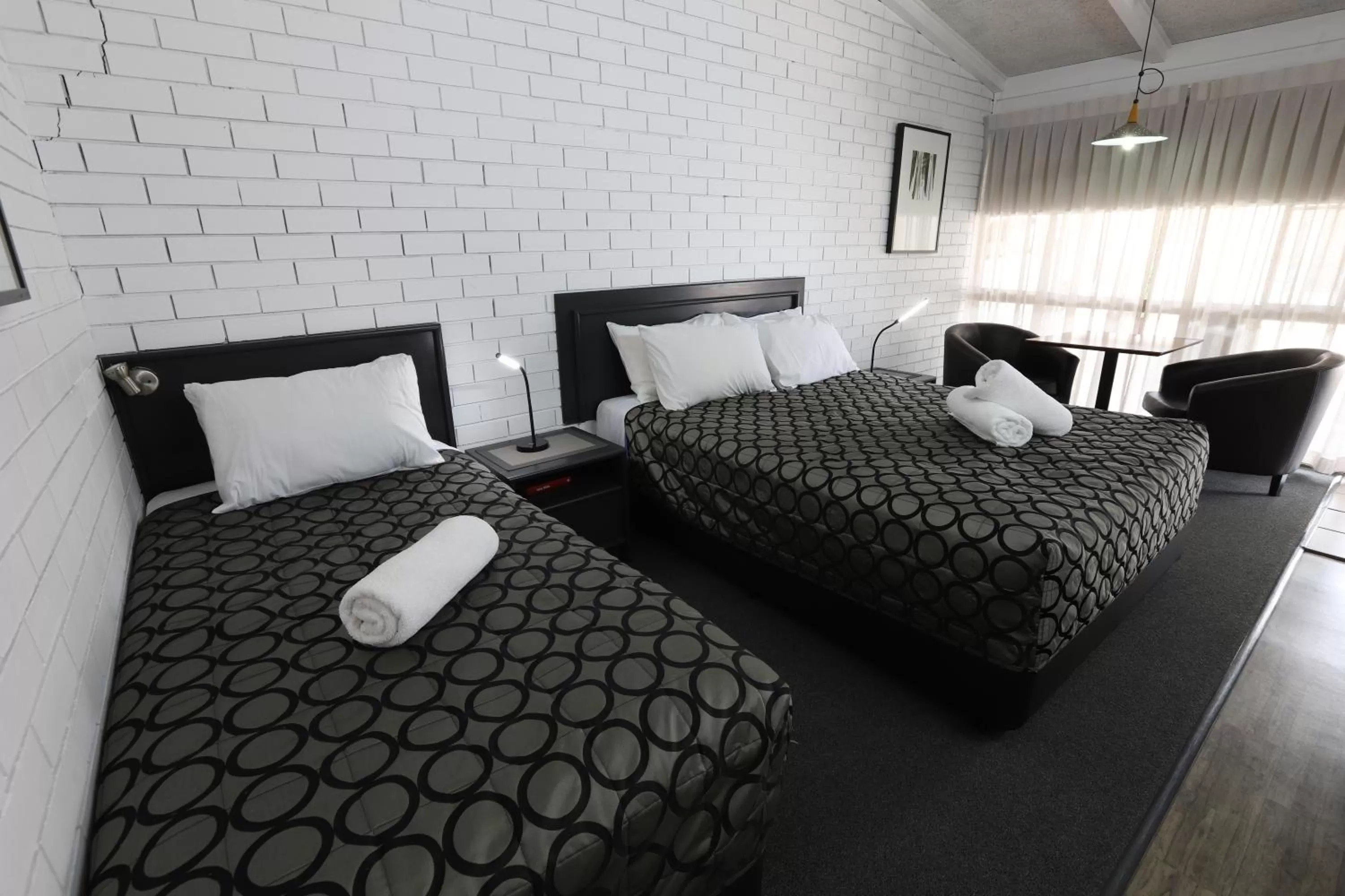 Photo of the whole room, Bed in The Town House Motor Inn