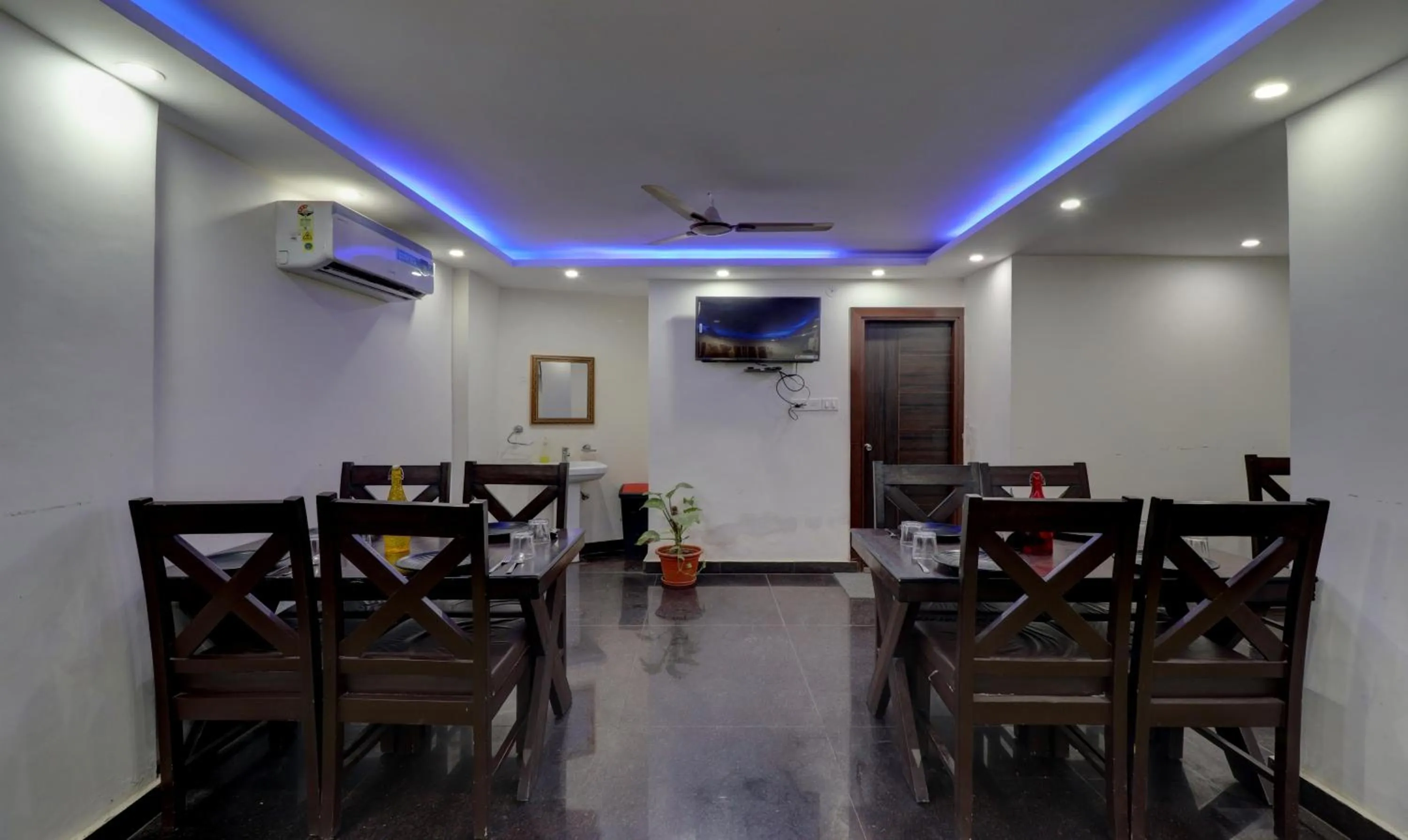Dining area in Itsy Hotels NV, Tapovan