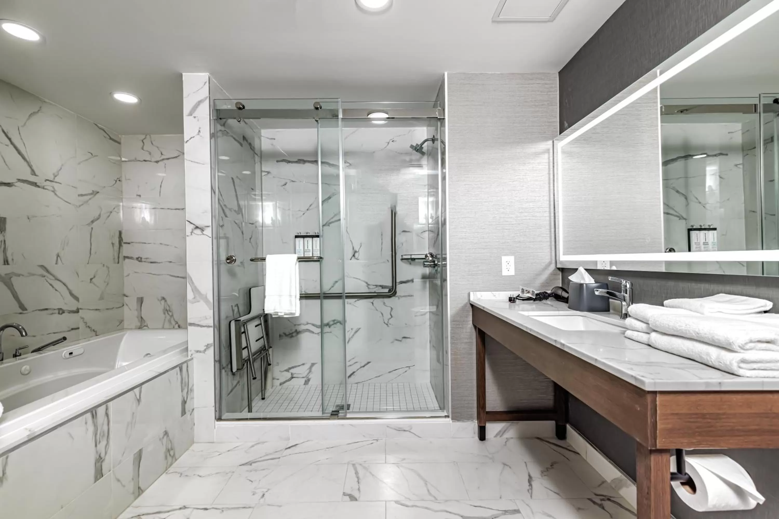 Shower in Hyatt Place Toronto-Brampton