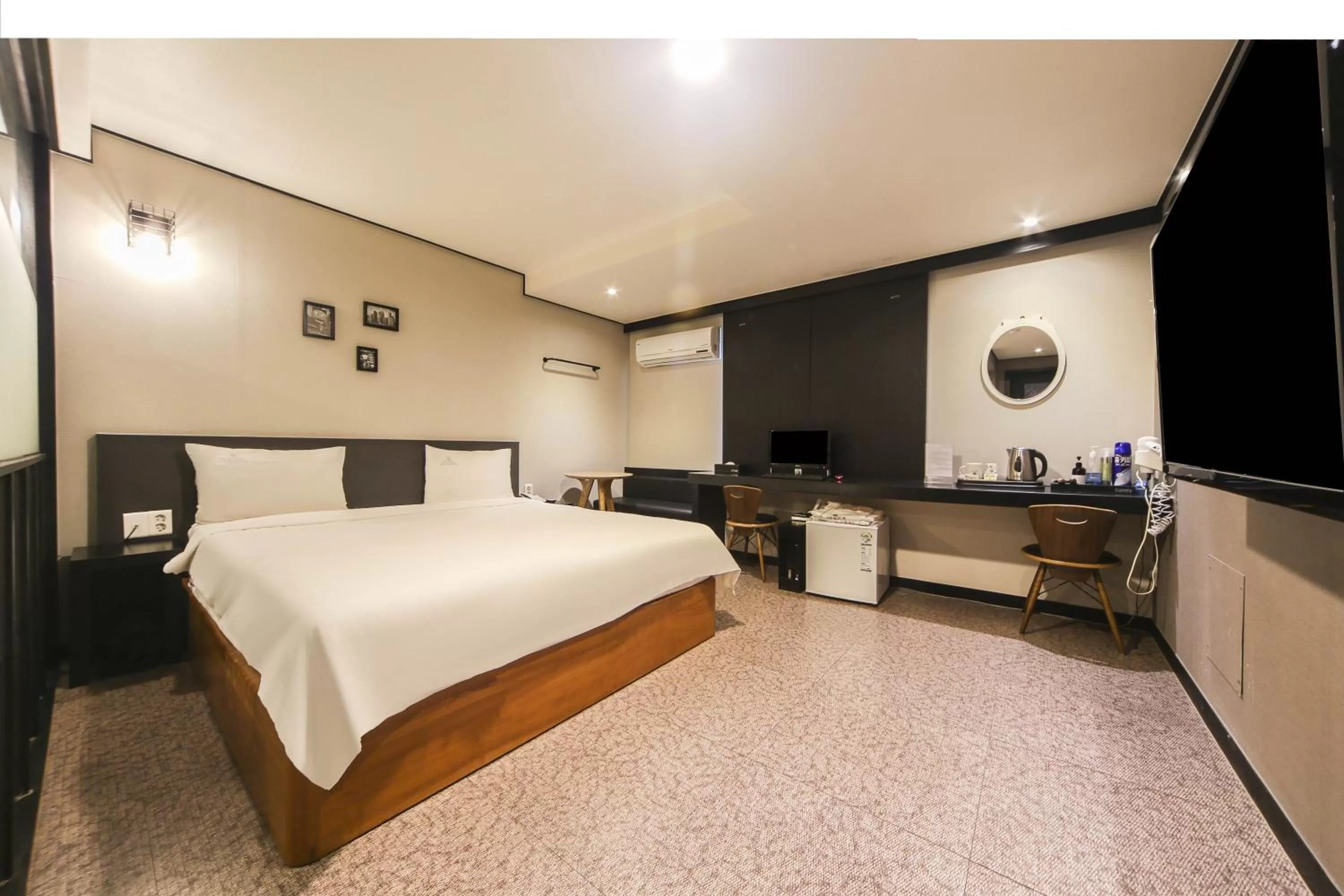 Bedroom, Bed in Elysee Hotel