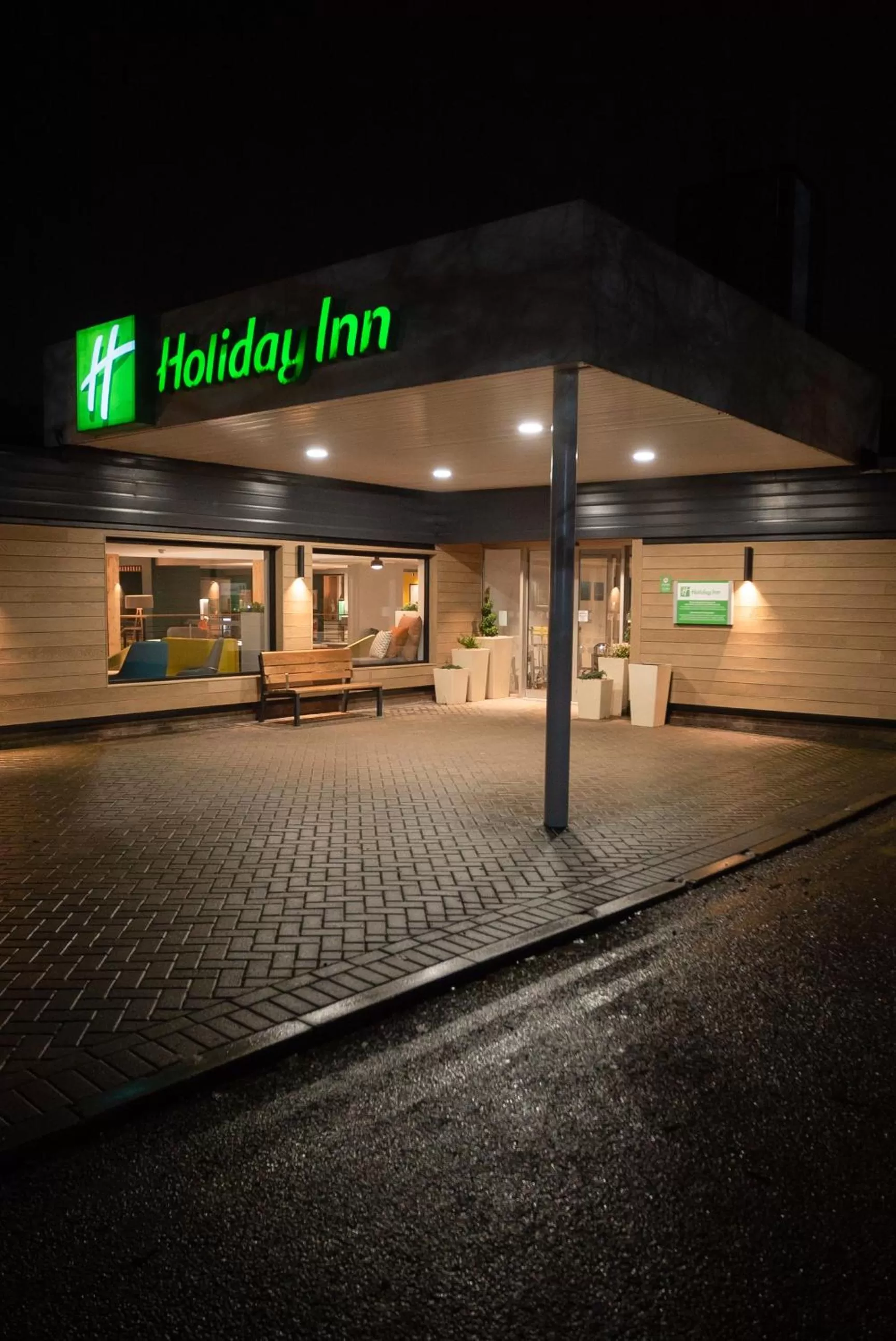 Facade/entrance in Holiday Inn Newport by IHG