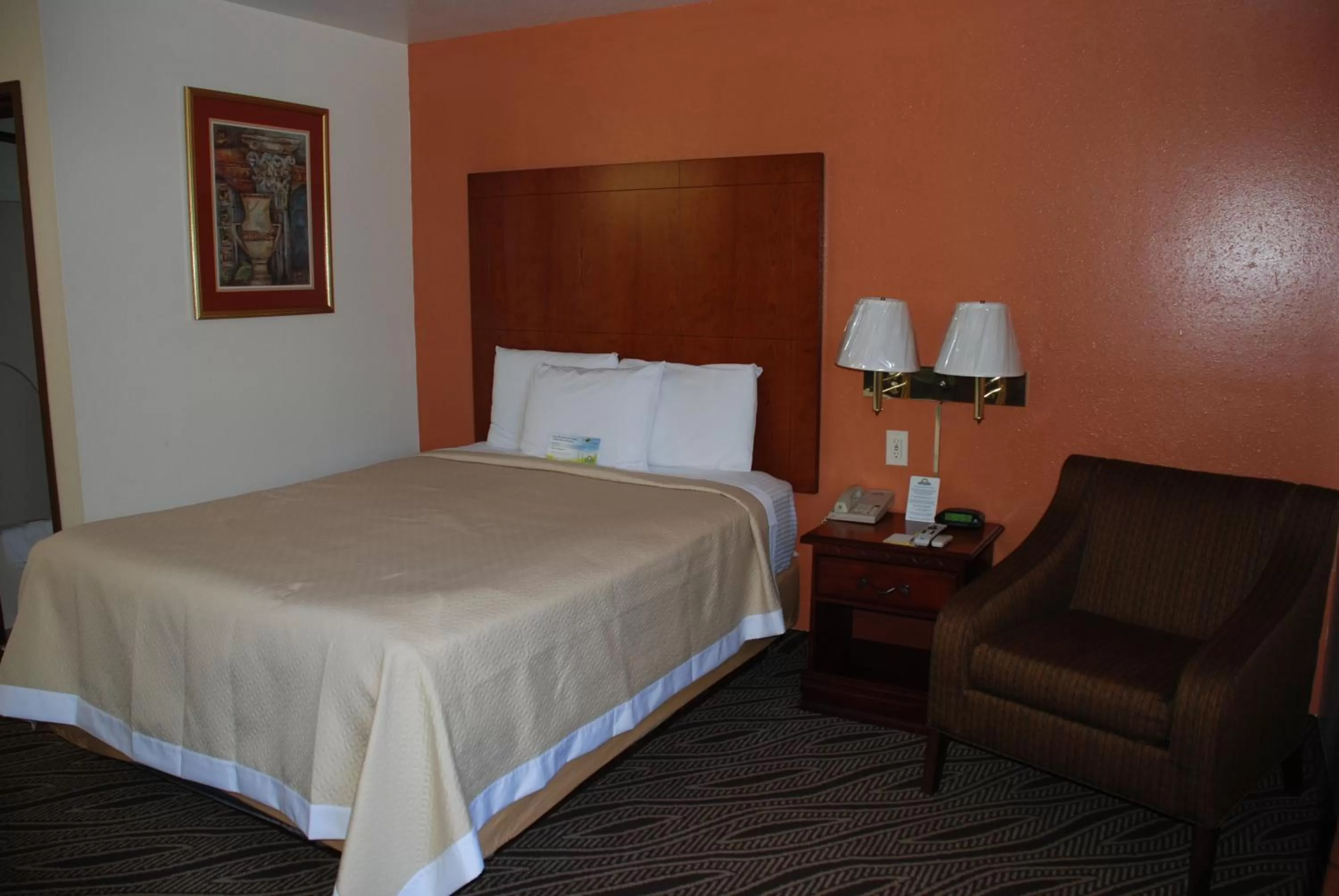 Bed in Days Inn by Wyndham Dyersburg