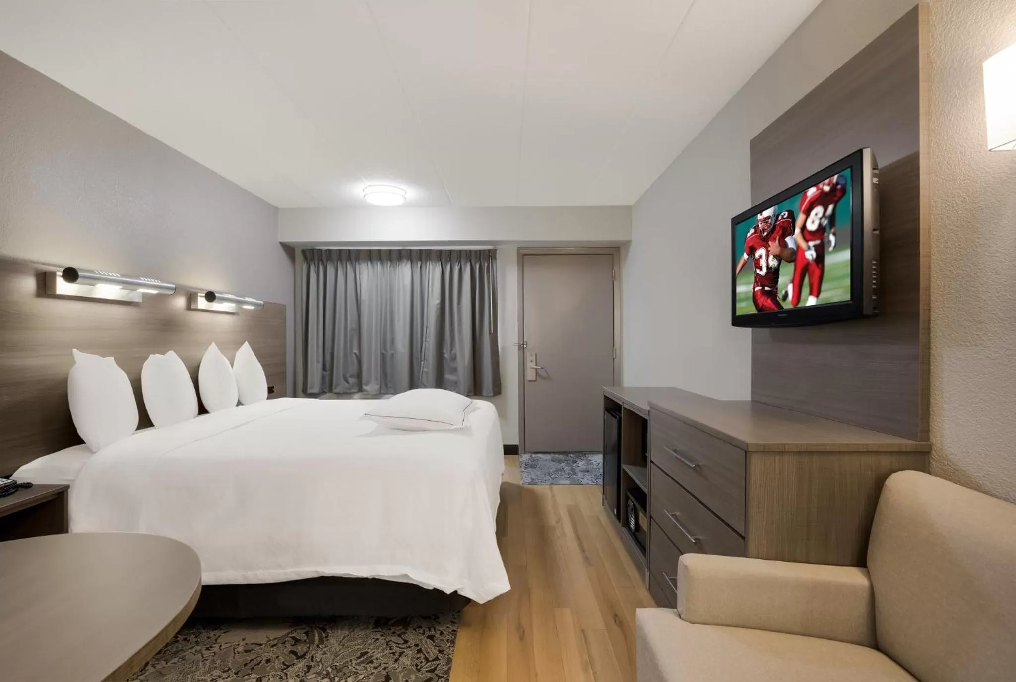 Bedroom, Bed in Red Roof Inn PLUS+ Chicago - Naperville