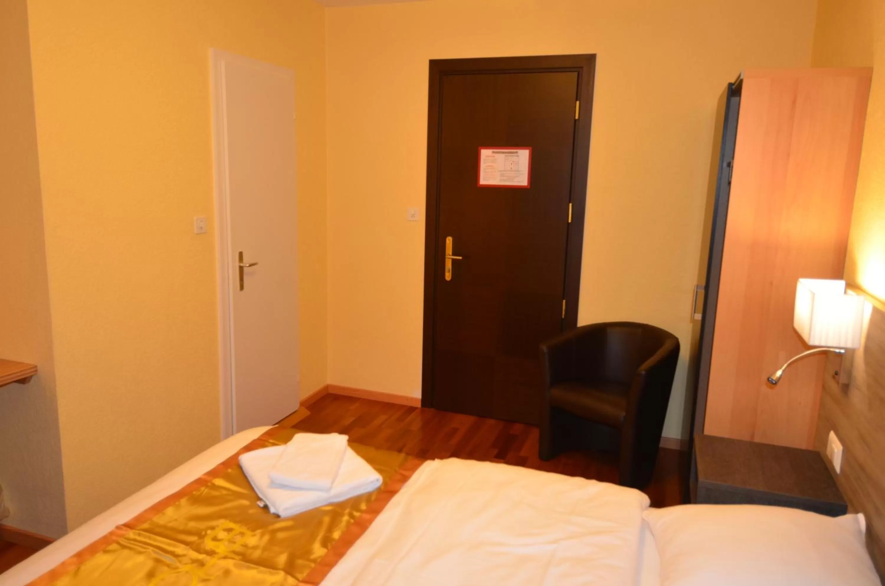 Seating area, Bed in Beausite