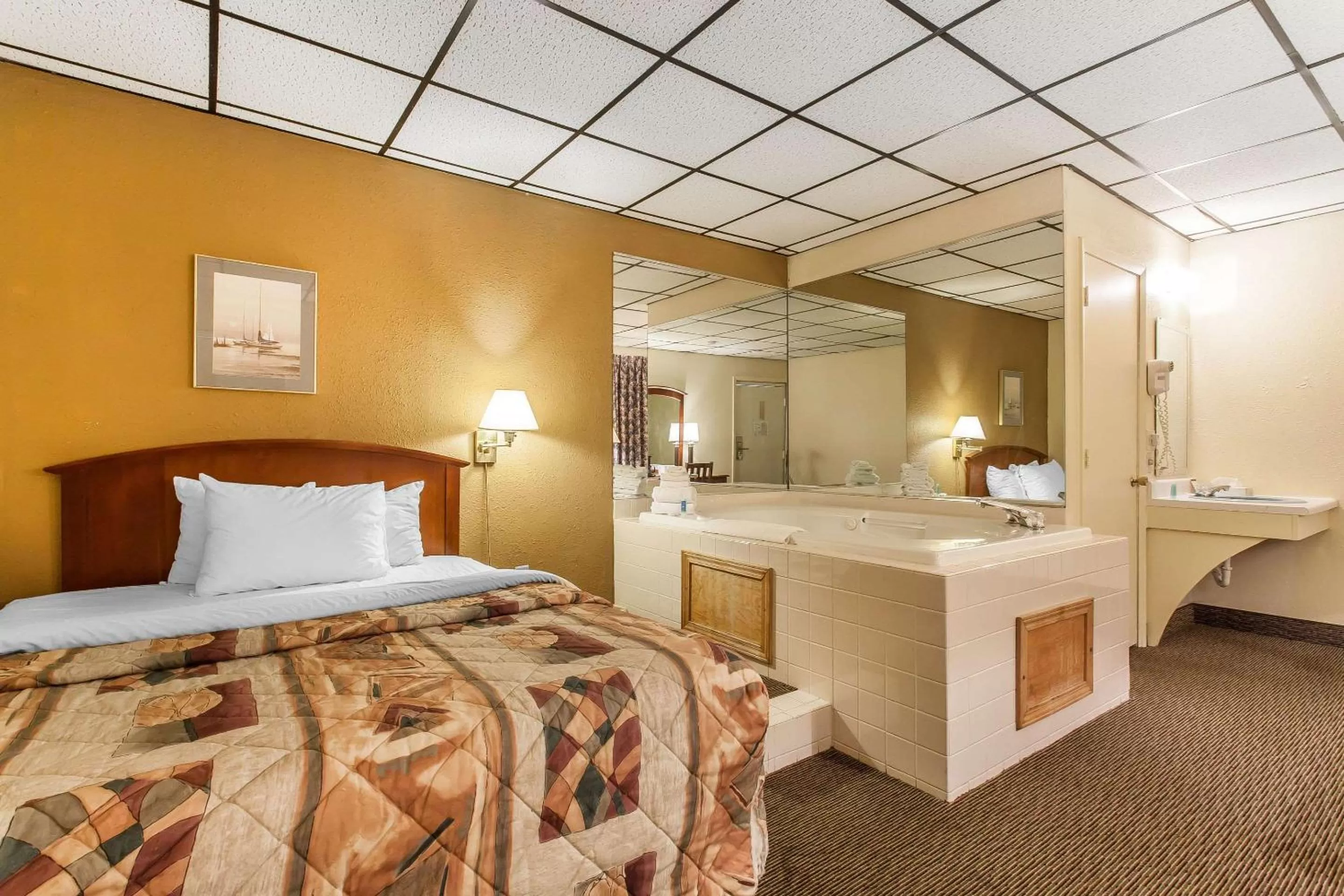 Photo of the whole room, Bed in Rodeway Inn Sandusky North