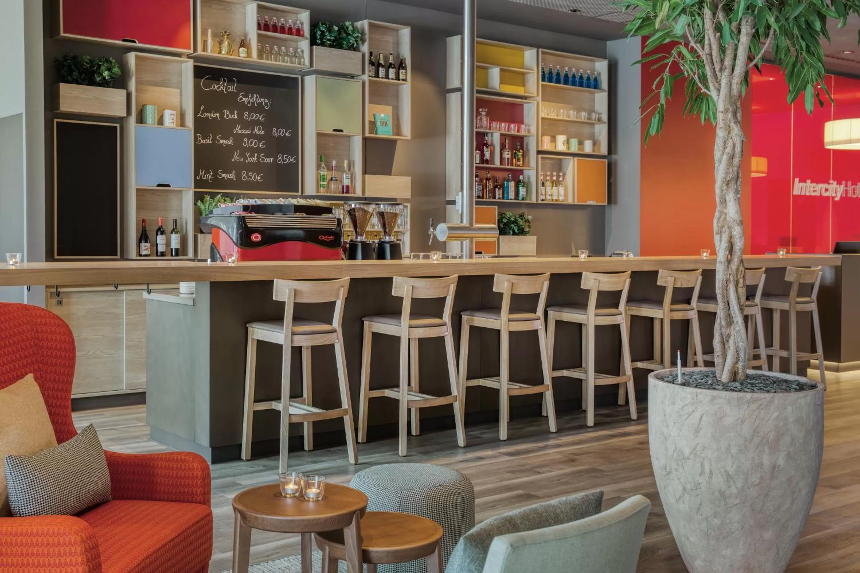 Lounge or bar in IntercityHotel Budapest
